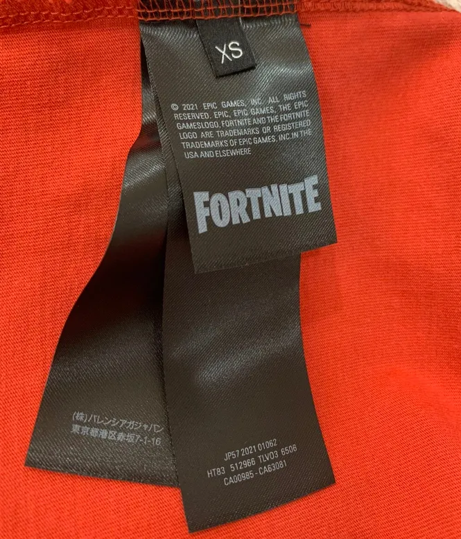 The top tested version of BALENCIAGA FORTNITE Ten Thousand Needle Embroidery for Male and Female Couples is the same pure cotton loose short-sleeved T-shirt. The printing on the front and back all uses 3S cherry blossom thread, and the machine uses Tajima embroidery machine imported from Japan. You can see the accuracy of the embroidery. There are no connecting lines between each letter, and the mold is arranged separately. Each letter/word is a printing group. The thread is cut after being embroidered, and there is absolutely no connecting line to embroider the next group. Therefore, the overall printing is refreshing and clear. The cost is huge, and the front and back printing takes an average of 10 minutes per set. One machine can produce 6 pieces per hour. The fabric is made of 24S 260g double yarn cotton fabric, which is full of drape and has good sweat absorption and breathability. Color: black, red Size: XS-L P:280