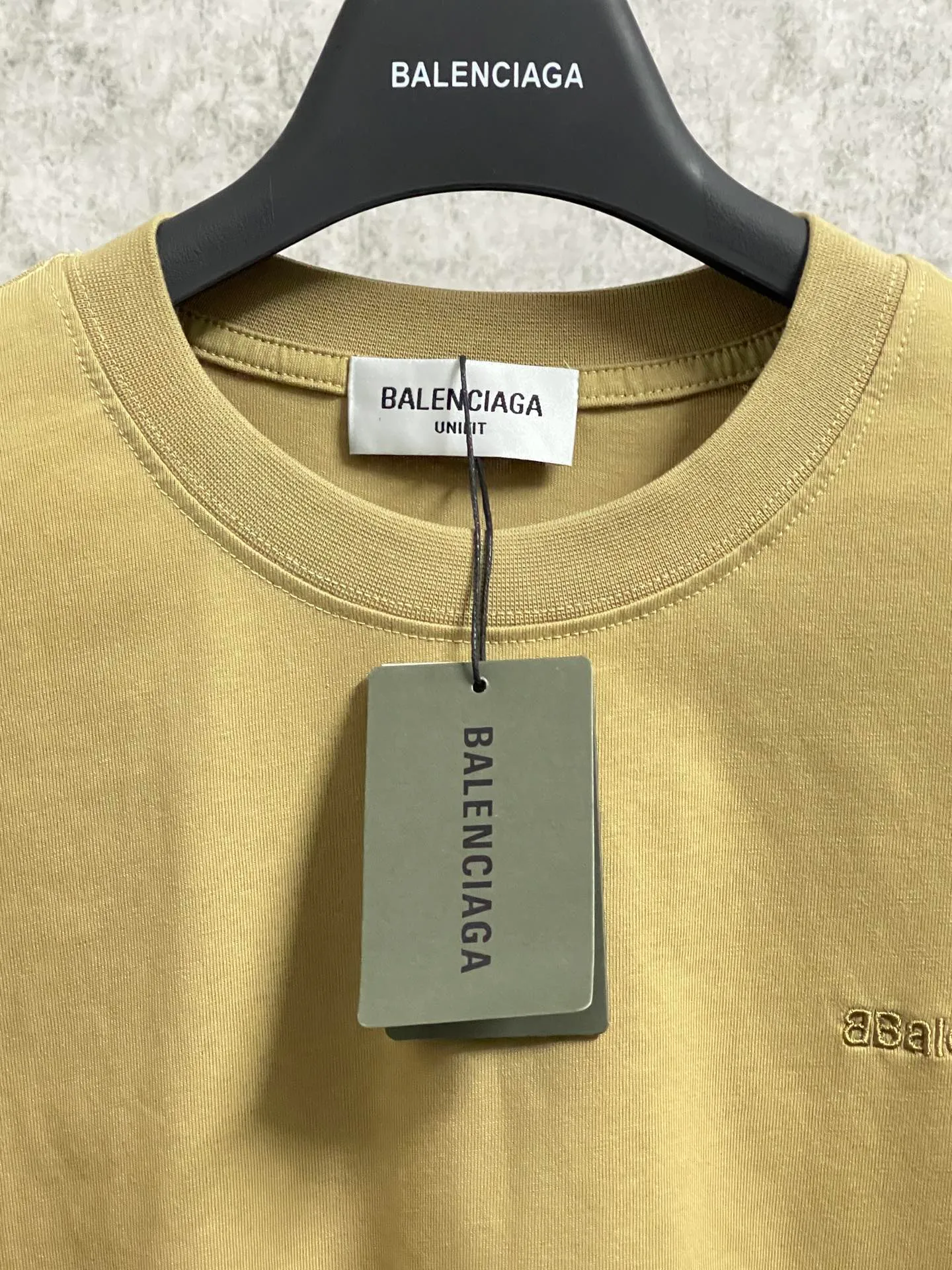 🅿️160 real photos [Top version. Official website quality] BALENCI*GA/Paris#Classic letter BB small English LOGO embroidered short-sleeved T-shirt# The fabric is made of Paris ZP custom-woven and dyed cotton double yarn. Weighing 260 grams, the cloth surface is clean. The cloth pattern is clear, soft and comfortable. The threads are dyed with no color difference. The classic pattern embroidery uses an imported embroidery machine, and the embroidery thread color is embroidered according to the original color. It is produced according to the pictures in the special market. The letters are clear. The three-dimensional effect is strong. The version adopts the OS loose shoulder version. The same style for men and women. Coding: BL223075 Color: Black. White. Khaki. Gray Size: XS to L