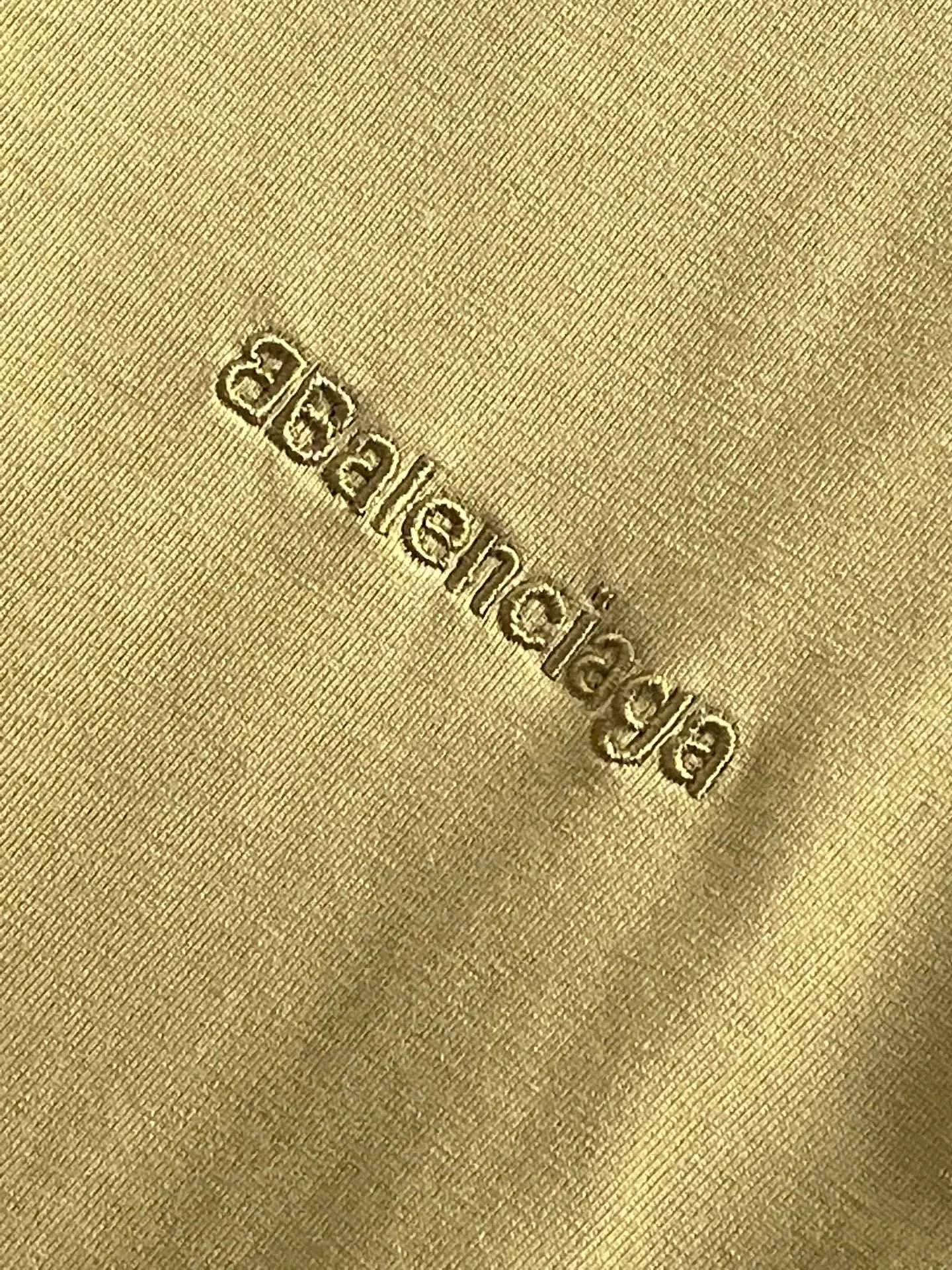 🅿️160 real photos [Top version. Official website quality] BALENCI*GA/Paris#Classic letter BB small English LOGO embroidered short-sleeved T-shirt# The fabric is made of Paris ZP custom-woven and dyed cotton double yarn. Weighing 260 grams, the cloth surface is clean. The cloth pattern is clear, soft and comfortable. The threads are dyed with no color difference. The classic pattern embroidery uses an imported embroidery machine, and the embroidery thread color is embroidered according to the original color. It is produced according to the pictures in the special market. The letters are clear. The three-dimensional effect is strong. The version adopts the OS loose shoulder version. The same style for men and women. Coding: BL223075 Color: Black. White. Khaki. Gray Size: XS to L