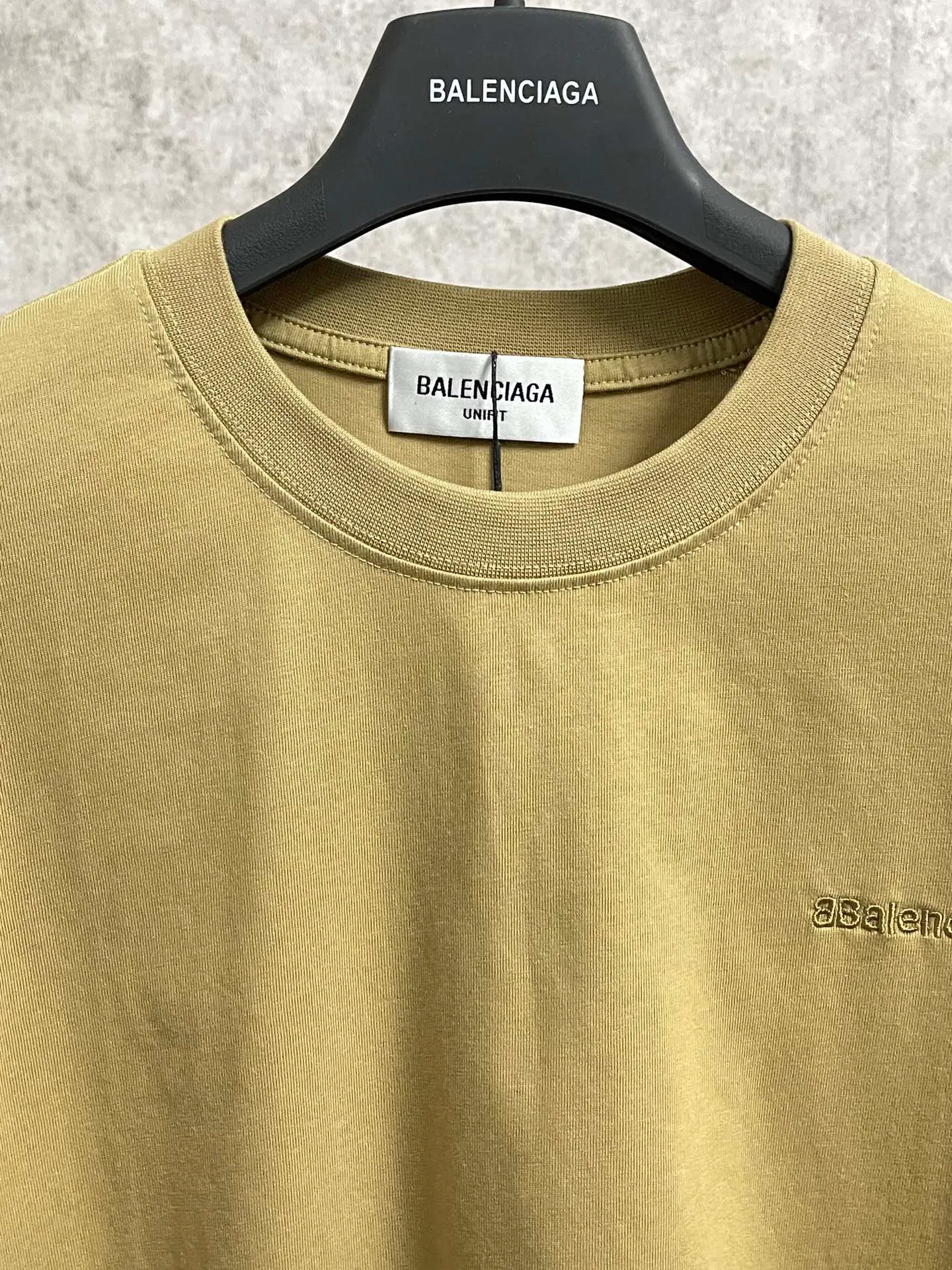 🅿️160 real photos [Top version. Official website quality] BALENCI*GA/Paris#Classic letter BB small English LOGO embroidered short-sleeved T-shirt# The fabric is made of Paris ZP custom-woven and dyed cotton double yarn. Weighing 260 grams, the cloth surface is clean. The cloth pattern is clear, soft and comfortable. The threads are dyed with no color difference. The classic pattern embroidery uses an imported embroidery machine, and the embroidery thread color is embroidered according to the original color. It is produced according to the pictures in the special market. The letters are clear. The three-dimensional effect is strong. The version adopts the OS loose shoulder version. The same style for men and women. Coding: BL223075 Color: Black. White. Khaki. Gray Size: XS to L