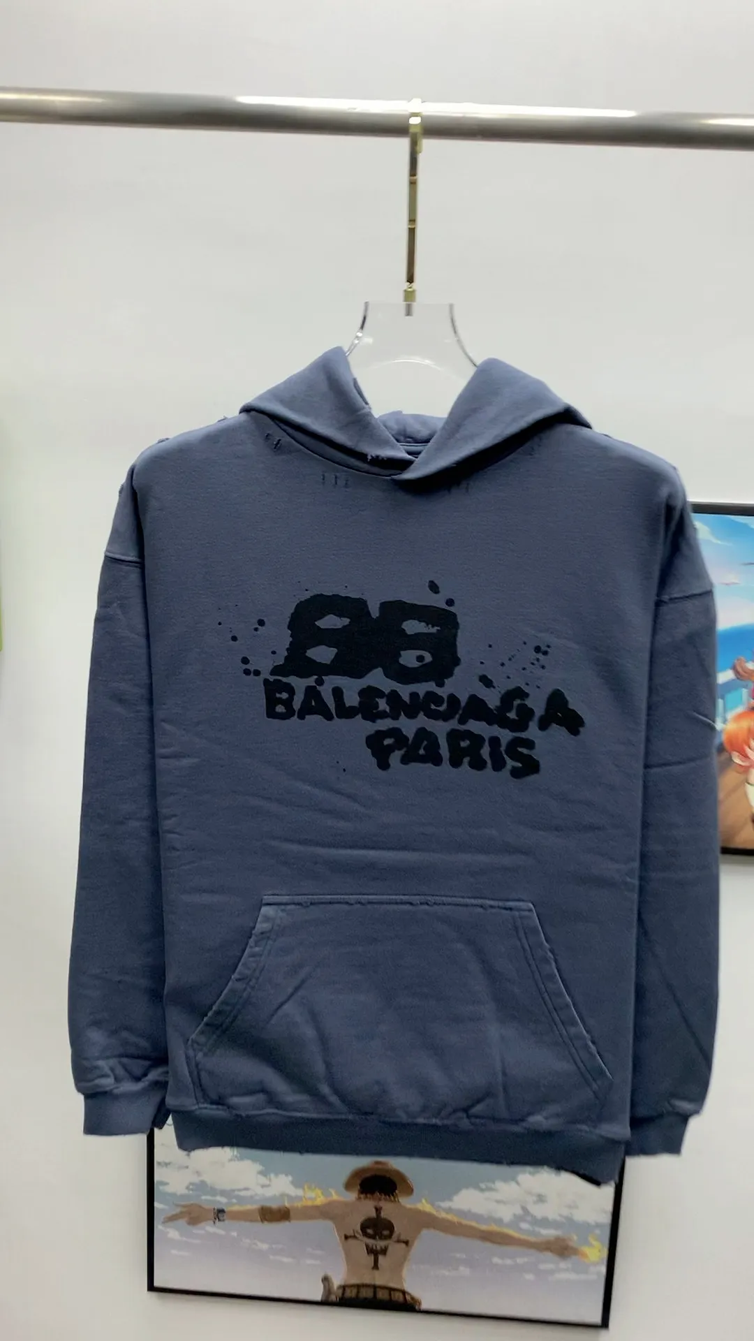 Frontal real shot video————Top tested version BALENCIAGA/Balenciaga 2023 SS BB hand-painted graffiti printed hooded sweatshirt ✅No.1 quality in this market Real ceiling quality ✅All original development attention to detail drawings to avoid stolen pictures from merchants ✅Correct 450g custom-woven and dyed 100% cotton double yarn tight cotton fabric ✅Imported Conley direct-injection printing color ZP consistent, clear and firm, no hand feel ✅Clear texture Soft and comfortable threads are custom-woven and dyed, no color difference ✅ over-weight craftsmanship, good color fastness, consistent ZP. Here I will explain why I am a little more expensive than others, 1. It seems to be a simple printing or embroidery, but it is not simple at all. 10000% imported machine restoration. Not just words. Welcome to compare with peers. 2. Each model is produced by the company. It’s not shameful to make a replica, it’s shameful if you can’t buy the correct version if you make a replica. 3. Note that the threaded collars are all original collars of certain countries and regions, with high wrapping. The width of the neckline and cabinets are accurate to the millimeter. Thick necklines are not easy to deform. The collars of high-end products are all restored cabinets. They are different from the big collars in the world. Ordinary garbage short-sleeves are printed with a print. The clavicle of the upper body is exposed. Please be patient. Customers who have bought genuine products or have seen genuine products will come back to place orders again. This is quality. This is quality. 4. Different styles of washed wheat main wheat, including imported wheat, have different colors and codes. Really restore the counter. As we all know, Balenciaga's collar labels in each quarter have different English or different colors. This distinguishes fast food from the world's same-colored main wheat washed wheat. 5. Pay attention to the workmanship. The stitching at the neckline has no folds, smooth and natural without overlapping lines, and truly restores this. This is something that many people cannot do. 6. The fabric is made of 450g Paris-specific double yarn. No one can make better fabrics than my family. There's really no way to compare it with the ordinary version on the market. Respect it. It's genuine and costs thousands of dollars anyway. Don't buy street stalls. Quality 7. The workmanship is fully restored. The packaging is fully restored. The cost is huge. 8. I guarantee here that this is the highest quality you can find. Size: XS-S-M-L (the correct version is very large) Color: blue P:450