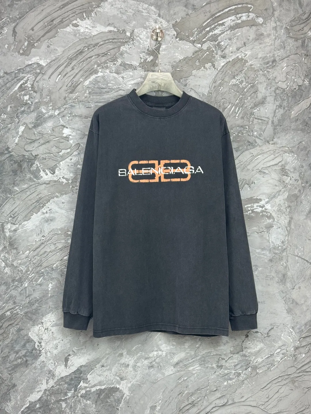 🅿️260 - BALENCI*GA Paris new LOGO printed washed long-sleeved T-shirt. The front LOGO is printed with environmentally friendly glue. The effect is three-dimensional. The hand-made master positions the fixed points and wears it to make it old. Restore the brick cabinet. Exclusively woven and dyed 280g fabric. Threads are dyed in the same vat with zero color difference. The version adopts OS loose off-shoulder version. Welcome to compare. Same style for men and women -Color: washed black -SIZE: Xs S M L Style number 8645#