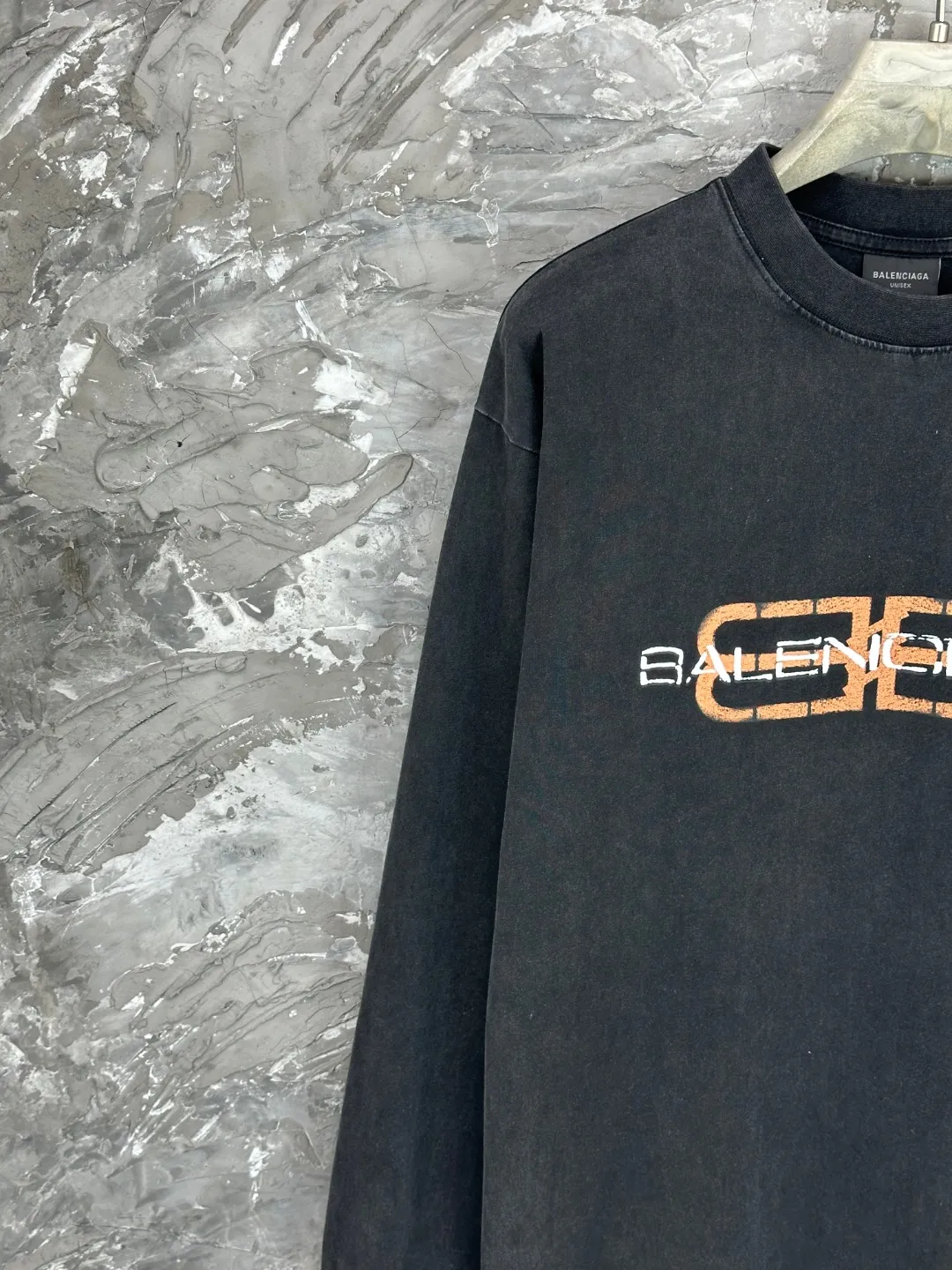 🅿️260 - BALENCI*GA Paris new LOGO printed washed long-sleeved T-shirt. The front LOGO is printed with environmentally friendly glue. The effect is three-dimensional. The hand-made master positions the fixed points and wears it to make it old. Restore the brick cabinet. Exclusively woven and dyed 280g fabric. Threads are dyed in the same vat with zero color difference. The version adopts OS loose off-shoulder version. Welcome to compare. Same style for men and women -Color: washed black -SIZE: Xs S M L Style number 8645#