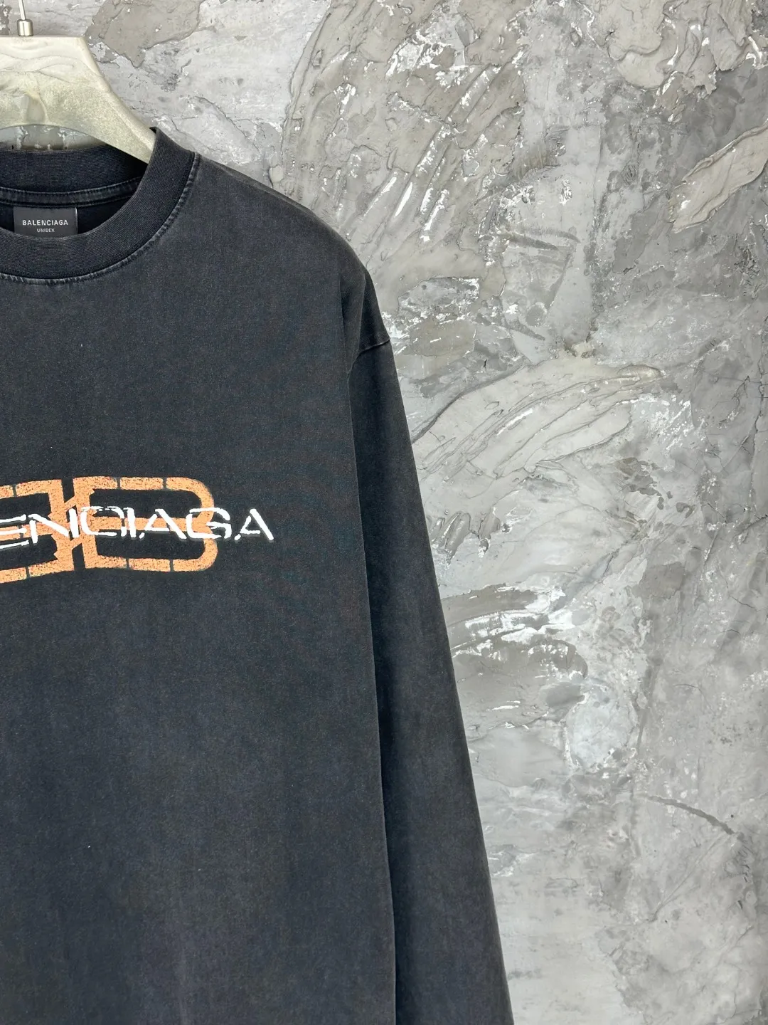 🅿️260 - BALENCI*GA Paris new LOGO printed washed long-sleeved T-shirt. The front LOGO is printed with environmentally friendly glue. The effect is three-dimensional. The hand-made master positions the fixed points and wears it to make it old. Restore the brick cabinet. Exclusively woven and dyed 280g fabric. Threads are dyed in the same vat with zero color difference. The version adopts OS loose off-shoulder version. Welcome to compare. Same style for men and women -Color: washed black -SIZE: Xs S M L Style number 8645#