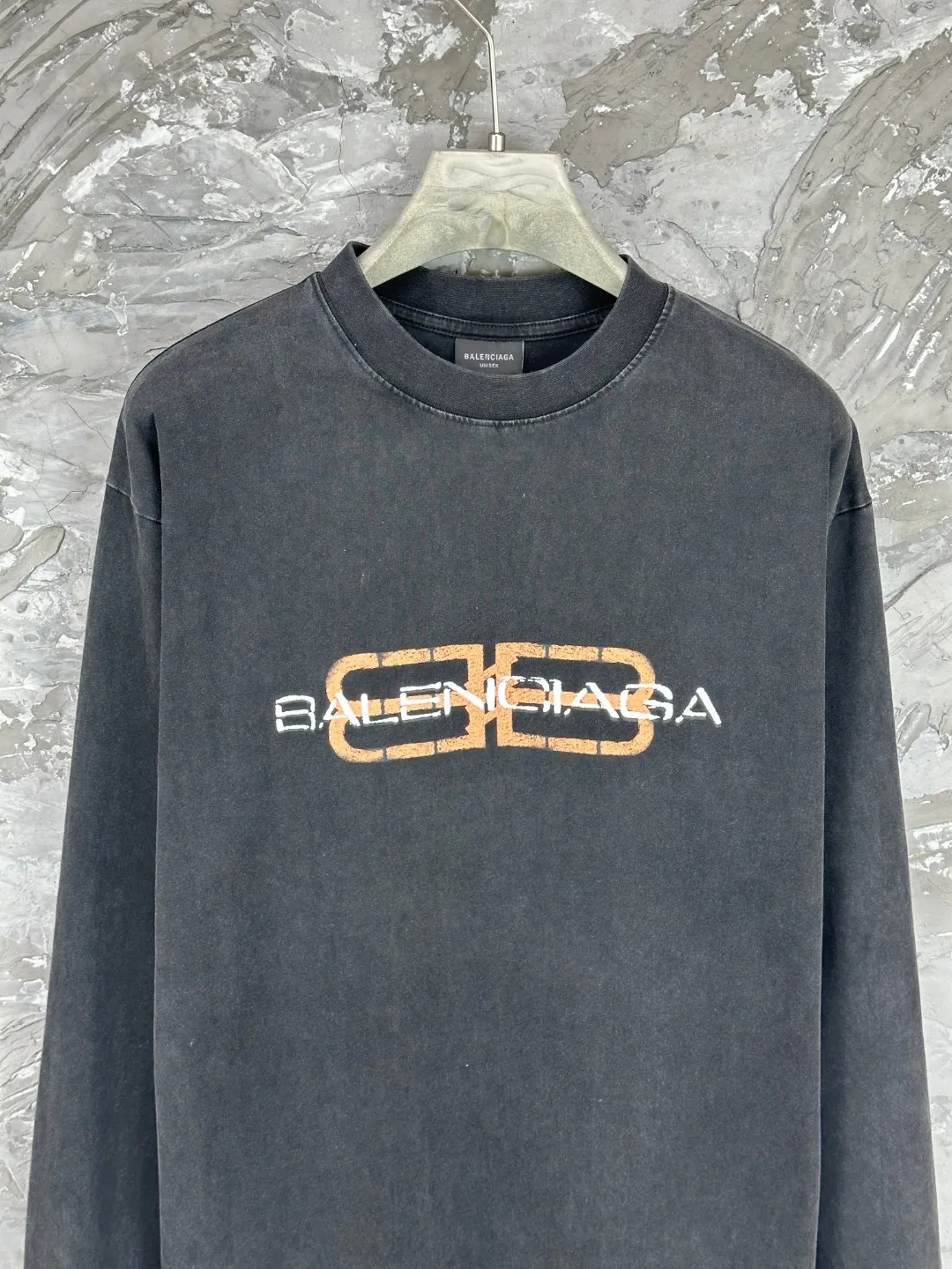 🅿️260 - BALENCI*GA Paris new LOGO printed washed long-sleeved T-shirt. The front LOGO is printed with environmentally friendly glue. The effect is three-dimensional. The hand-made master positions the fixed points and wears it to make it old. Restore the brick cabinet. Exclusively woven and dyed 280g fabric. Threads are dyed in the same vat with zero color difference. The version adopts OS loose off-shoulder version. Welcome to compare. Same style for men and women -Color: washed black -SIZE: Xs S M L Style number 8645#