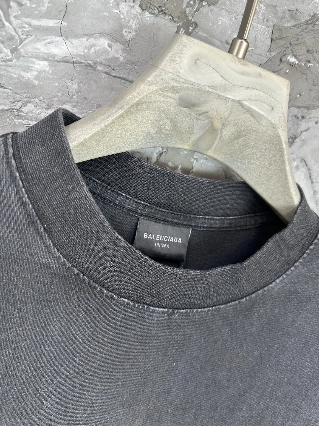 🅿️260 - BALENCI*GA Paris new LOGO printed washed long-sleeved T-shirt. The front LOGO is printed with environmentally friendly glue. The effect is three-dimensional. The hand-made master positions the fixed points and wears it to make it old. Restore the brick cabinet. Exclusively woven and dyed 280g fabric. Threads are dyed in the same vat with zero color difference. The version adopts OS loose off-shoulder version. Welcome to compare. Same style for men and women -Color: washed black -SIZE: Xs S M L Style number 8645#