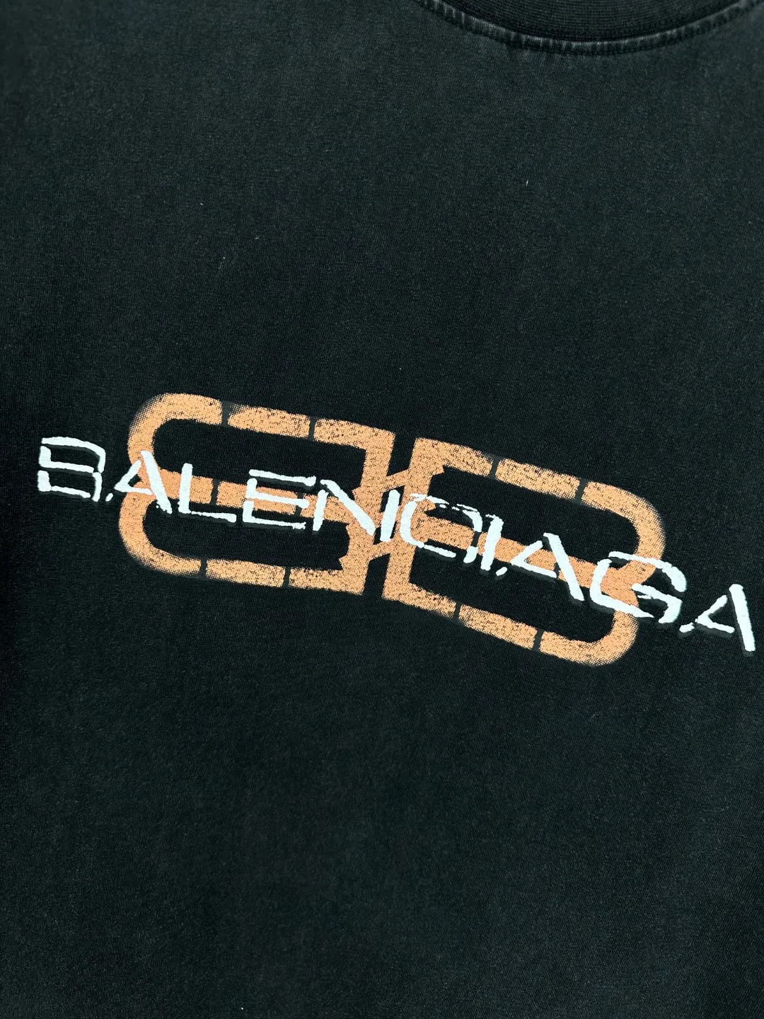 🅿️260 - BALENCI*GA Paris new LOGO printed washed long-sleeved T-shirt. The front LOGO is printed with environmentally friendly glue. The effect is three-dimensional. The hand-made master positions the fixed points and wears it to make it old. Restore the brick cabinet. Exclusively woven and dyed 280g fabric. Threads are dyed in the same vat with zero color difference. The version adopts OS loose off-shoulder version. Welcome to compare. Same style for men and women -Color: washed black -SIZE: Xs S M L Style number 8645#
