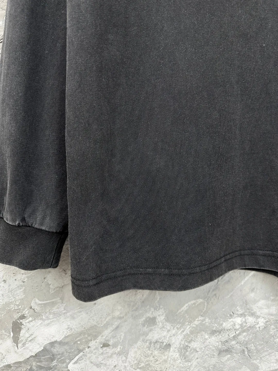 🅿️260 - BALENCI*GA Paris new LOGO printed washed long-sleeved T-shirt. The front LOGO is printed with environmentally friendly glue. The effect is three-dimensional. The hand-made master positions the fixed points and wears it to make it old. Restore the brick cabinet. Exclusively woven and dyed 280g fabric. Threads are dyed in the same vat with zero color difference. The version adopts OS loose off-shoulder version. Welcome to compare. Same style for men and women -Color: washed black -SIZE: Xs S M L Style number 8645#