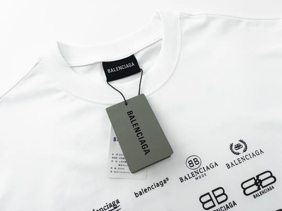 🅿️170 Detailed Picture [Top version. Official website quality] BALENCI*GA/Paris BALENCI*GA# 2023 spring and summer new style, printed with classic LOGO collection short-sleeved T-shirt. 2023 spring and summer new product. Brick cabinet synchronization. The fabric is made of Paris ZP custom-woven and dyed 100% cotton double yarn compact cotton. The weight is 260 grams. The cloth surface is clean. The cloth pattern is clear. Soft and comfortable. Good color fastness. Not easy to change color. The threads are woven and dyed with no color difference. The printing uses imported environmentally friendly rubber paddles, precision stencils, fine LOGO letters, clear letters, no burrs, and a three-dimensional effect. Restore brick cabinet. The version adopts OS loose shoulder version. Same style for men and women. Code: BL223071 Color: black, beige, pink, smoky gray, white. Size: XS to L