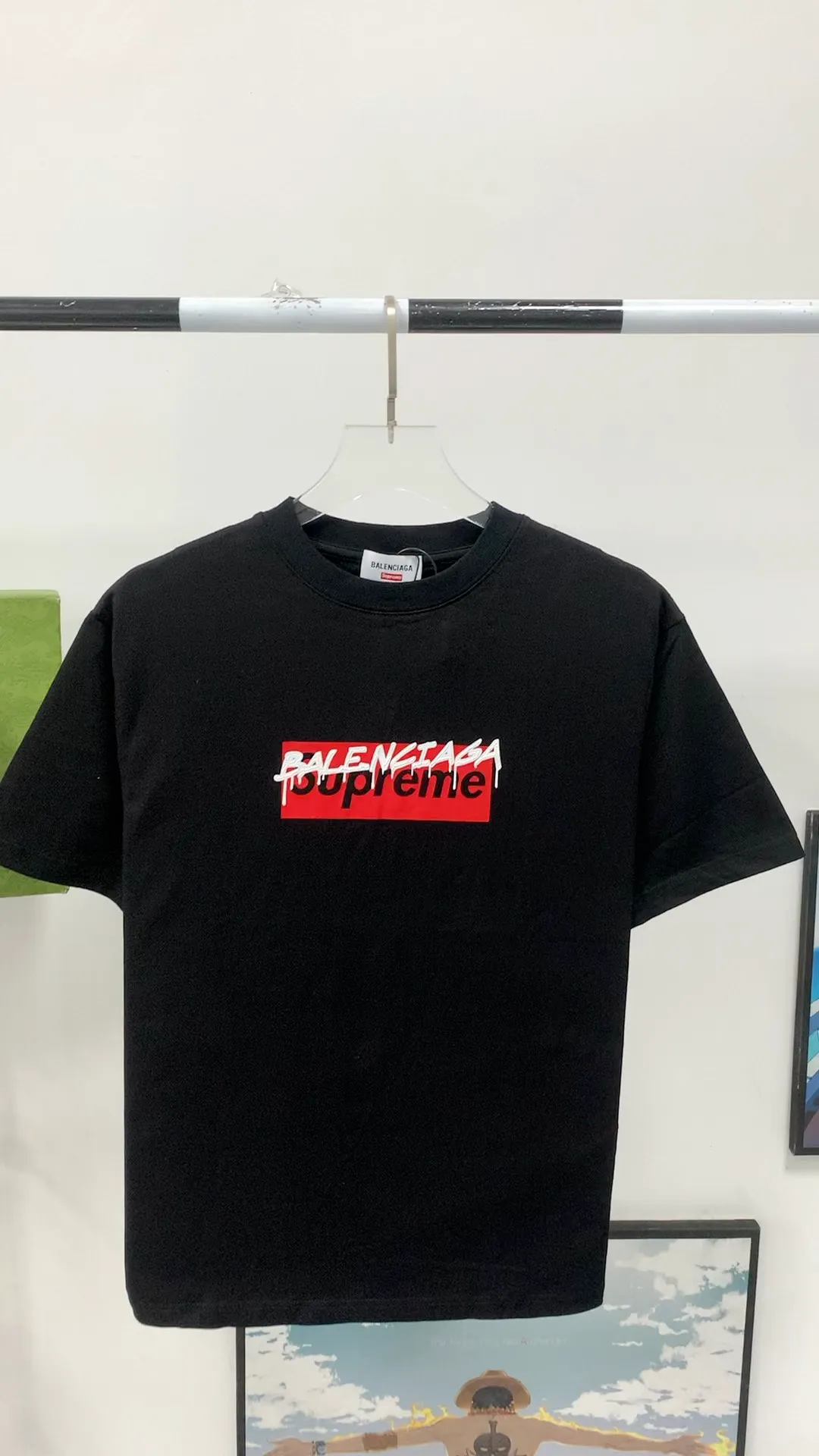 Frontal real shot video————The top tested version BALENCIAGA ✘ Supreme 23Ss joint printed T-shirt short sleeves [2023. Brand new BALENCIAGA ✘ Supreme launches its first joint series] BALENCIAGA and Supreme launch related joint products, and the 2023 spring and summer series will be with you, and it will be possible to once again create the highlight moment of Louis Vuitton x Supreme in 2017. The latest exclusive customized co-branded accessories on the entire network, exclusive co-branded packaging boxes, main mark, hangtag and packaging are all different from other models on the market. The side flag mark is exclusively customized for this collaboration, with double logo red mark, the same style for men and women!  Color Black White Khaki Size XS S M L P:260