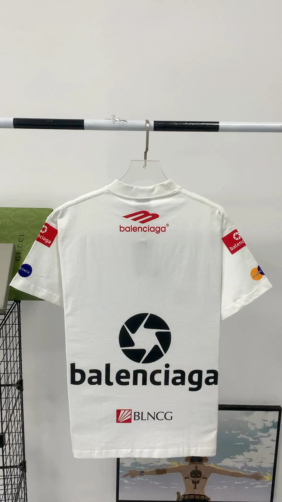Real shot video on the back - Top tested version Balenciaga's new BLCG Balenciaga 2023 latest LOGO collection embroidery couple star same style short-sleeved T-shirt ⚠️Original purchase 8,900, fine cotton plain fabric, rib embroidery technology, high elastic glue printing, hole distressed effect, loose outline version, full set of accessories #worsted breathable cotton fabric Made of specific heavyweight 32S cotton jersey fabric, 230 grams in weight; with 32s+70D drawbar thread, 300g: 95/cotton*5% spandex double yarn rib. The worsted cotton material is light, thin and breathable, with a strong cotton feel on the hand and strong breathability and moisture absorption; the threads are woven into combed cotton fabric using a blending process, making the fabric very soft to the touch. The worsted cotton material is light and breathable, has a strong cotton feel on the hand, is breathable and hygroscopic; it is not easy to wrinkle and does not require special care. 32-needle high-end textile imported from the rib, 70D ultra-fine elastic stitching, nearly non-feeling stitching, comfortable and fit the body shape.  #Threads are decorated with classic brand letter embroidery. The hollow letter embroidery is very fine and dense, the hollow lines are clear and the embroidery surface has a strong three-dimensional effect. The linen material embroidery thread is combined with encrypted processing, and the embroidery body has a subtle matte visual texture.  #High-elastic glue printing process Full-width trademark printing pattern, multi-color paste treatment. Elastic glue printing uses a highly elastic adhesive. The film has good elasticity and a soft hand feel. In order to ensure that the outline of the printed pattern is clear, white paste is printed on the edge of the pattern. On the one hand, it can enhance the three-dimensional effect of the pattern. On the other hand, it can also fix the organizational structure of the fabric so that the warp and weft yarns of the fabric are not loose and have a certain tensile strength and tearing strength.  #Unique hole-in-the-dark effect. The heavy-duty pure cotton material is used in some parts and is deliberately treated to have the effect of wear and tear. The damaged distressing treatment greatly increases the interest of the clothing. While adding to the layering of the clothing, the artistic flavor of the clothing is also vividly displayed.  Classic loose H drop shoulder style, smooth ribbed round neck, inner back collar strip to prevent deformation, internal seams with elastic inserts to prevent shoulder seams from deforming after multiple washes; cuffs and hem are edged with specially machined double topstitching.  Size: XS-L Color: White P:310