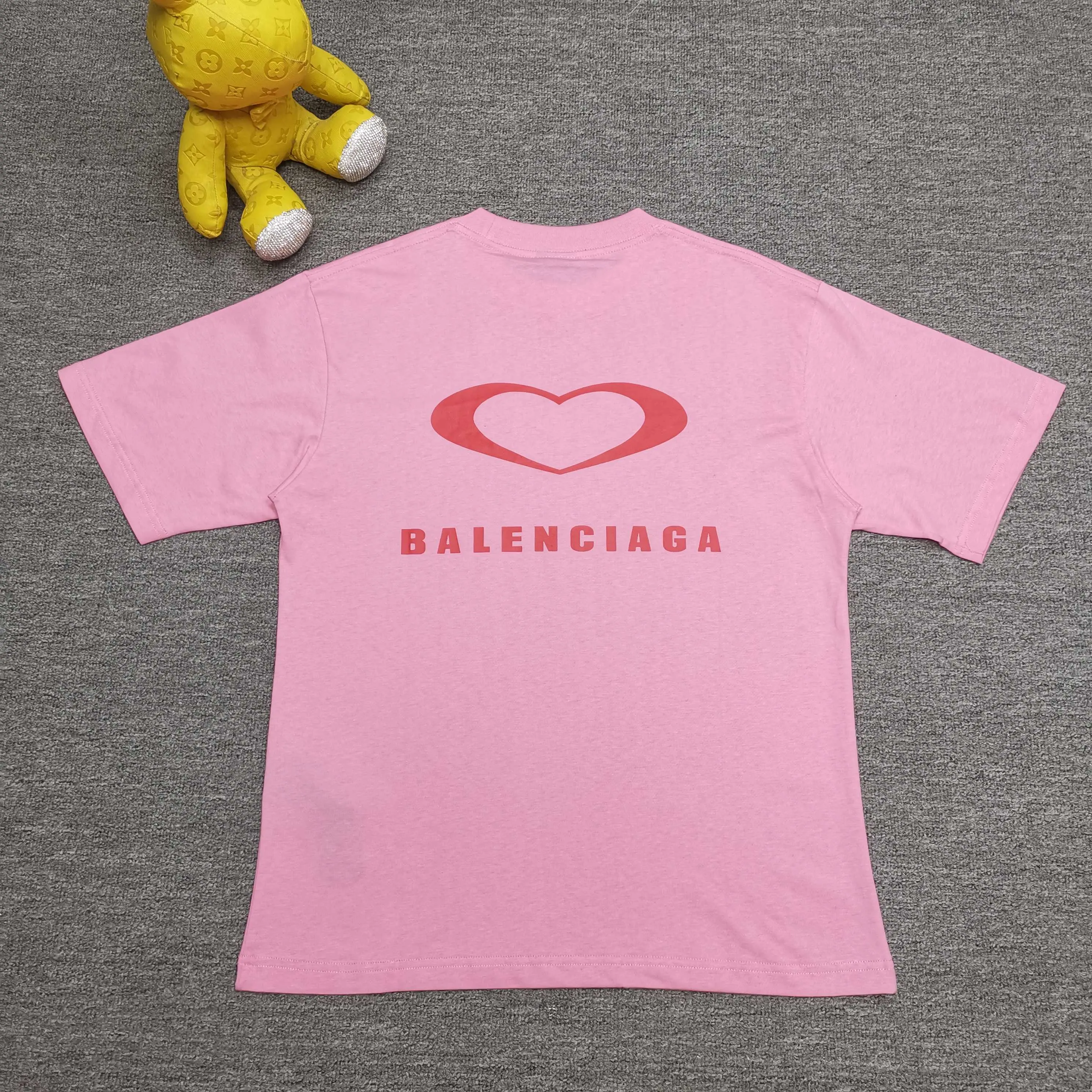 [Top version. Official website quality] BALENCI*GA/Paris.SS25 latest model, Paris Chinese Valentine's Day limited edition, short-sleeved T-shirt with love LOGO embroidery on the front and love LOGO printing on the back. Brick cabinet synchronization. Genuine product development at the first time, welcome to compare! The fabric is made of Paris ZP custom-woven and dyed cotton double yarn. Weighing 260 grams, the cloth surface is clean. The cloth pattern is clear, soft and comfortable. The threads are dyed with no color difference. The embroidery is done using imported Tajima embroidery machines. The printing uses environmentally friendly imported rubber paddles. The letters are clear and the effect is three-dimensional. The version adopts OS loose shoulder design. Same style for men and women. Color: black, red, pink, off-white. Size: XS S M L P260