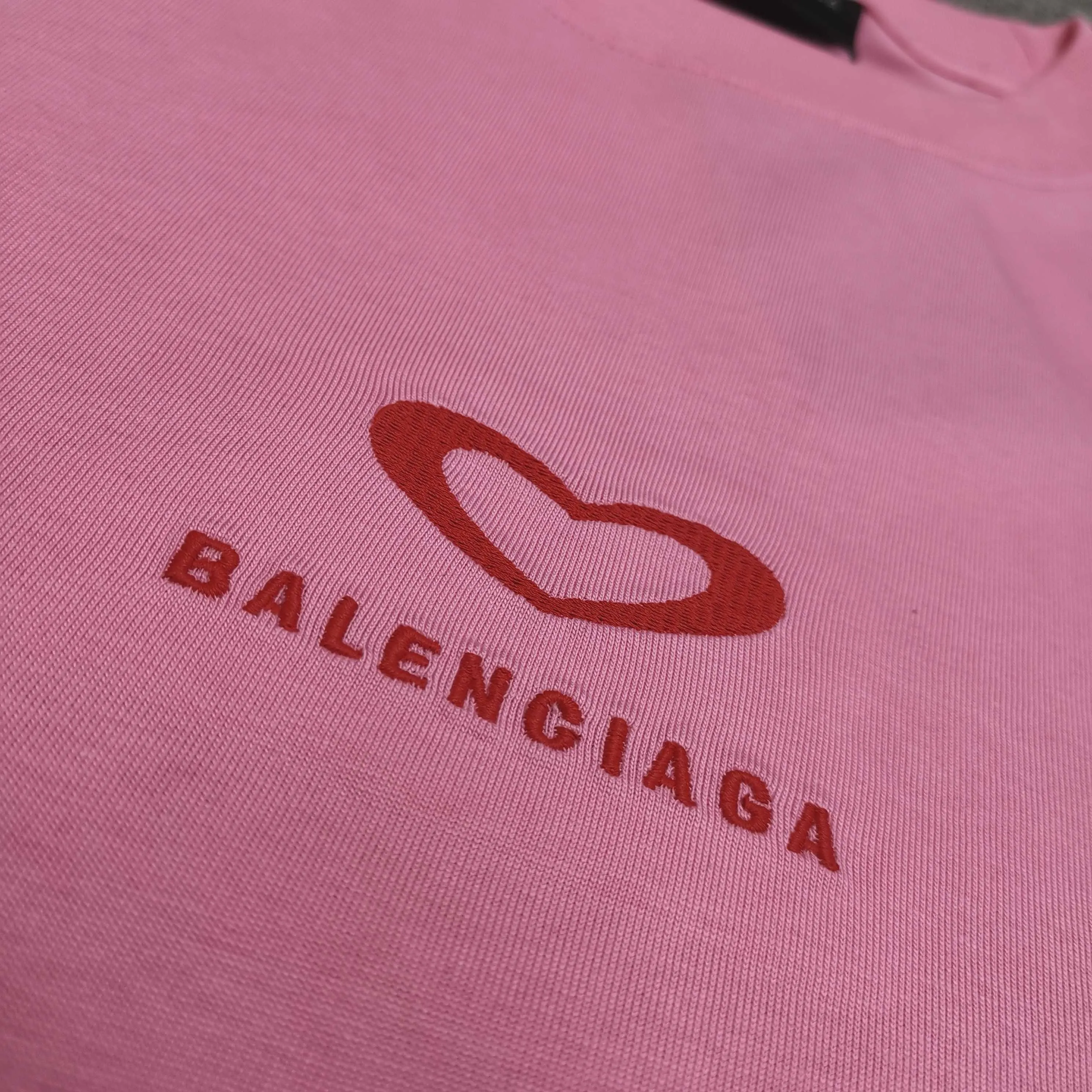 [Top version. Official website quality] BALENCI*GA/Paris.SS25 latest model, Paris Chinese Valentine's Day limited edition, short-sleeved T-shirt with love LOGO embroidery on the front and love LOGO printing on the back. Brick cabinet synchronization. Genuine product development at the first time, welcome to compare! The fabric is made of Paris ZP custom-woven and dyed cotton double yarn. Weighing 260 grams, the cloth surface is clean. The cloth pattern is clear, soft and comfortable. The threads are dyed with no color difference. The embroidery is done using imported Tajima embroidery machines. The printing uses environmentally friendly imported rubber paddles. The letters are clear and the effect is three-dimensional. The version adopts OS loose shoulder design. Same style for men and women. Color: black, red, pink, off-white. Size: XS S M L P260