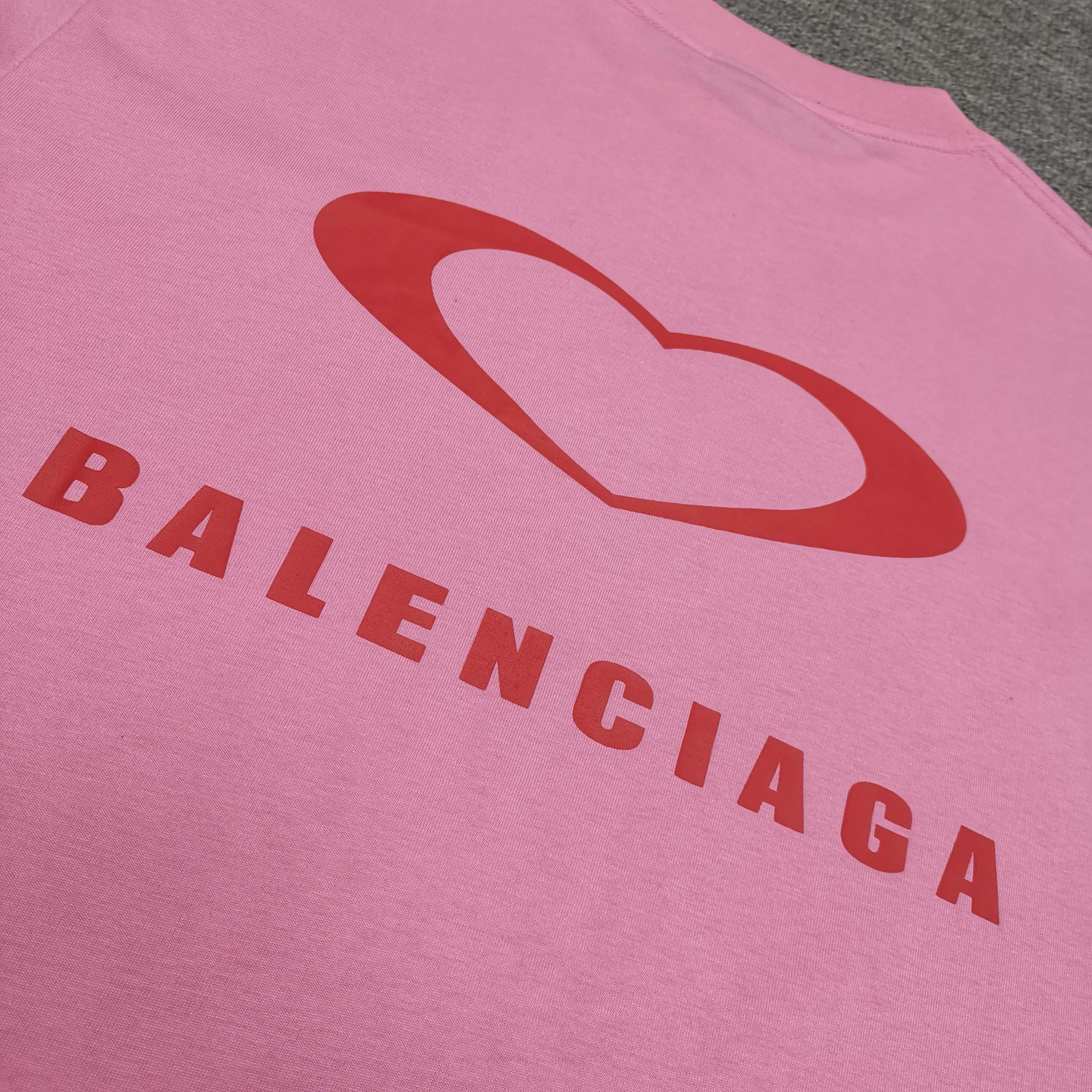 [Top version. Official website quality] BALENCI*GA/Paris.SS25 latest model, Paris Chinese Valentine's Day limited edition, short-sleeved T-shirt with love LOGO embroidery on the front and love LOGO printing on the back. Brick cabinet synchronization. Genuine product development at the first time, welcome to compare! The fabric is made of Paris ZP custom-woven and dyed cotton double yarn. Weighing 260 grams, the cloth surface is clean. The cloth pattern is clear, soft and comfortable. The threads are dyed with no color difference. The embroidery is done using imported Tajima embroidery machines. The printing uses environmentally friendly imported rubber paddles. The letters are clear and the effect is three-dimensional. The version adopts OS loose shoulder design. Same style for men and women. Color: black, red, pink, off-white. Size: XS S M L P260