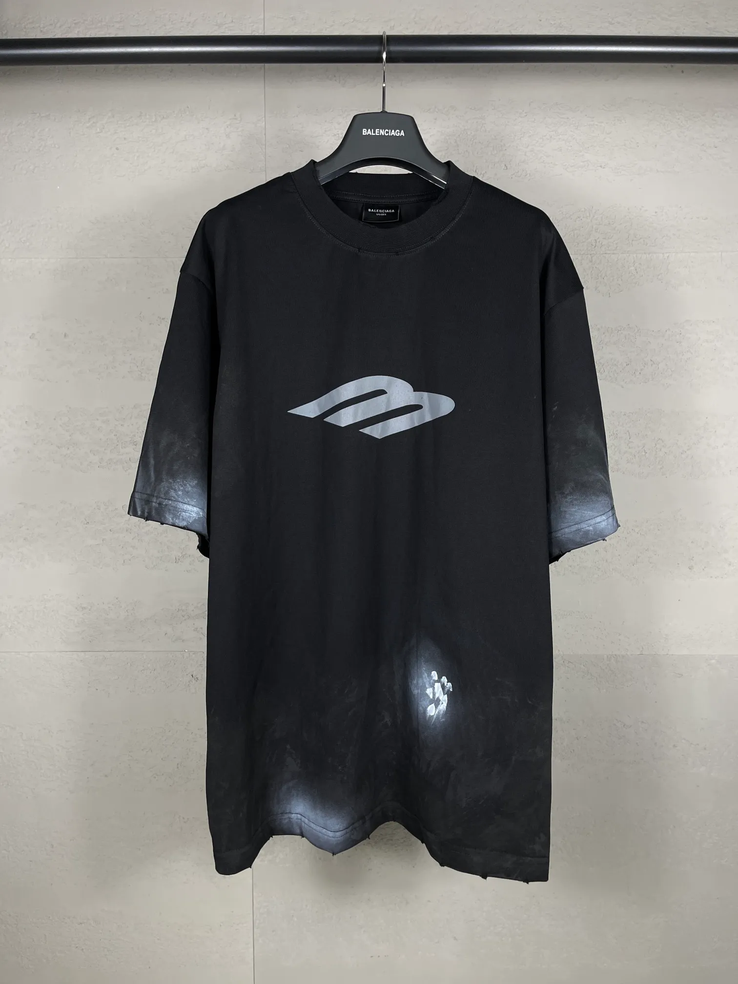 🅿️200 real photos [Top version. Official website quality] BALENCI*GA/Paris. 2024 latest front 3B mud hand-painted washed and distressed short-sleeved T-shirt. Brick cabinet synchronization. ⚠️Difference market currency. YB development. Worn. Hand-painted consistent with ZP. The fabric is made of Paris ZP custom-woven and dyed 100% cotton double yarn compact cotton. The weight is 260 grams, the cloth surface is clean. The cloth pattern is clear, soft and comfortable. The threads are dyed with no color difference. Ready-made garments are hand-painted, spray-painted, worn, distressed, and extra heavy-duty. Comparisons welcome. The version adopts OS loose shoulder design. Same style for men and women. Code: BL223388 Color: black, blue Size: XS. S. M. L