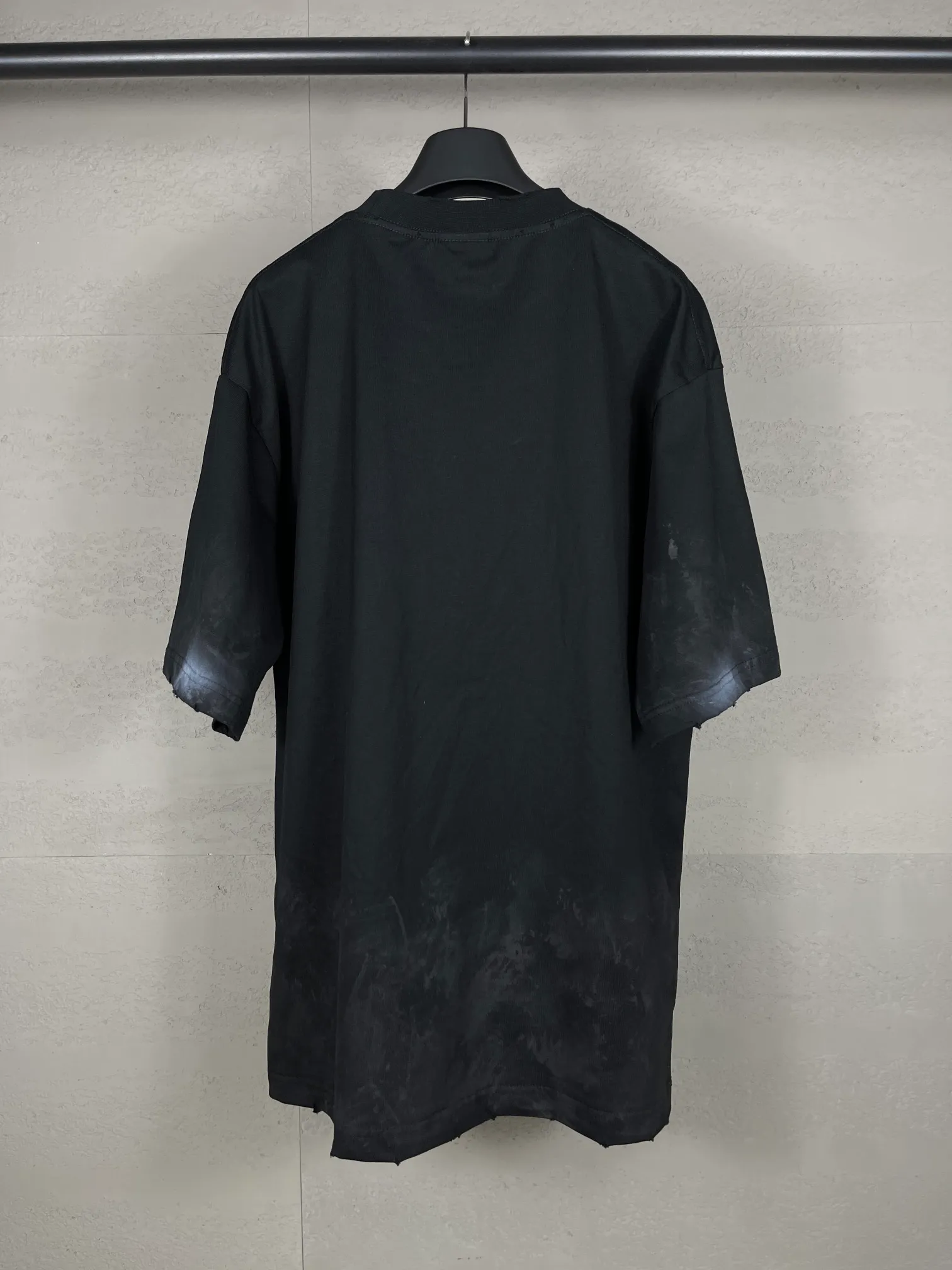 🅿️200 real photos [Top version. Official website quality] BALENCI*GA/Paris. 2024 latest front 3B mud hand-painted washed and distressed short-sleeved T-shirt. Brick cabinet synchronization. ⚠️Difference market currency. YB development. Worn. Hand-painted consistent with ZP. The fabric is made of Paris ZP custom-woven and dyed 100% cotton double yarn compact cotton. The weight is 260 grams, the cloth surface is clean. The cloth pattern is clear, soft and comfortable. The threads are dyed with no color difference. Ready-made garments are hand-painted, spray-painted, worn, distressed, and extra heavy-duty. Comparisons welcome. The version adopts OS loose shoulder design. Same style for men and women. Code: BL223388 Color: black, blue Size: XS. S. M. L