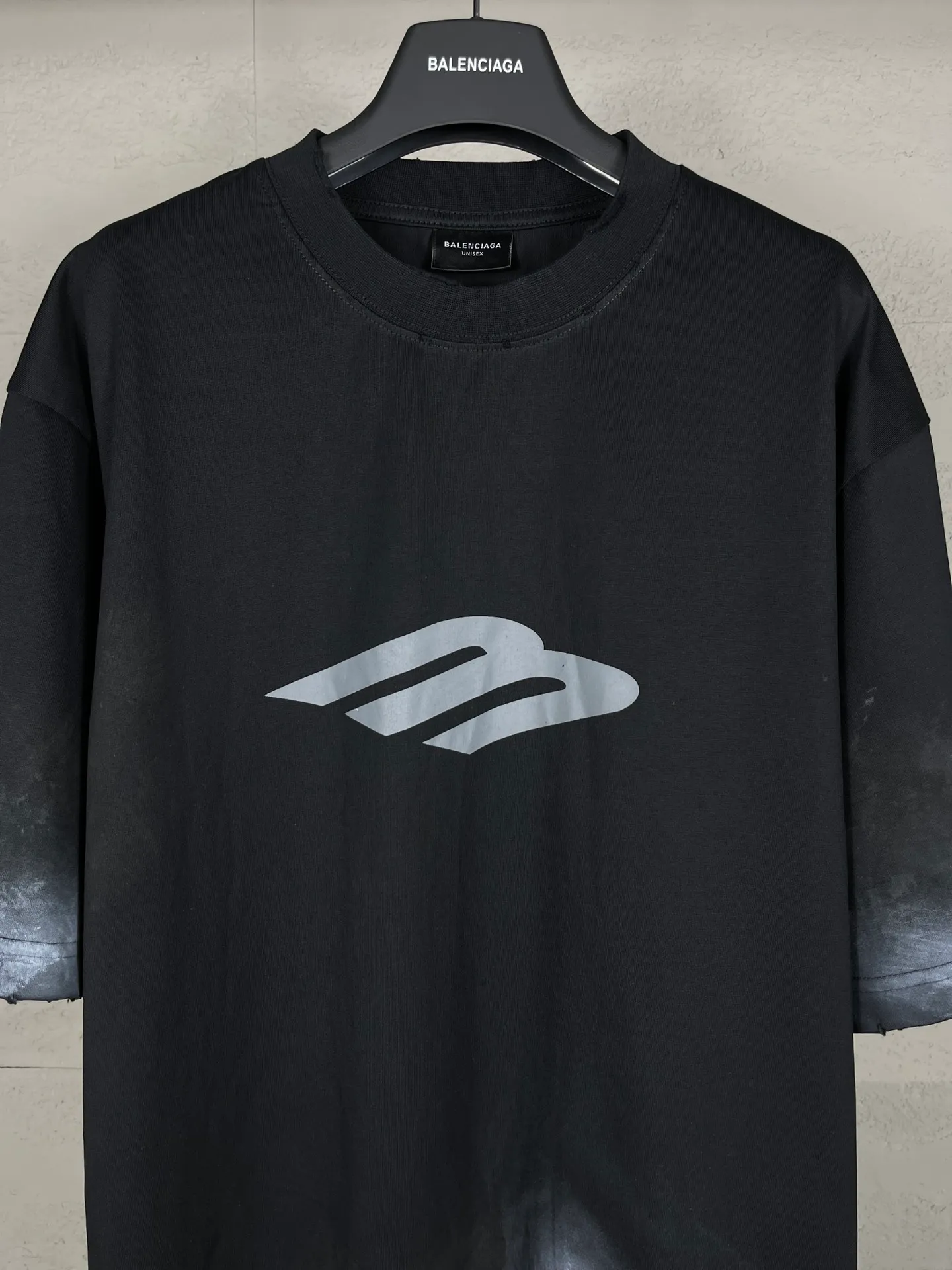 🅿️200 real photos [Top version. Official website quality] BALENCI*GA/Paris. 2024 latest front 3B mud hand-painted washed and distressed short-sleeved T-shirt. Brick cabinet synchronization. ⚠️Difference market currency. YB development. Worn. Hand-painted consistent with ZP. The fabric is made of Paris ZP custom-woven and dyed 100% cotton double yarn compact cotton. The weight is 260 grams, the cloth surface is clean. The cloth pattern is clear, soft and comfortable. The threads are dyed with no color difference. Ready-made garments are hand-painted, spray-painted, worn, distressed, and extra heavy-duty. Comparisons welcome. The version adopts OS loose shoulder design. Same style for men and women. Code: BL223388 Color: black, blue Size: XS. S. M. L