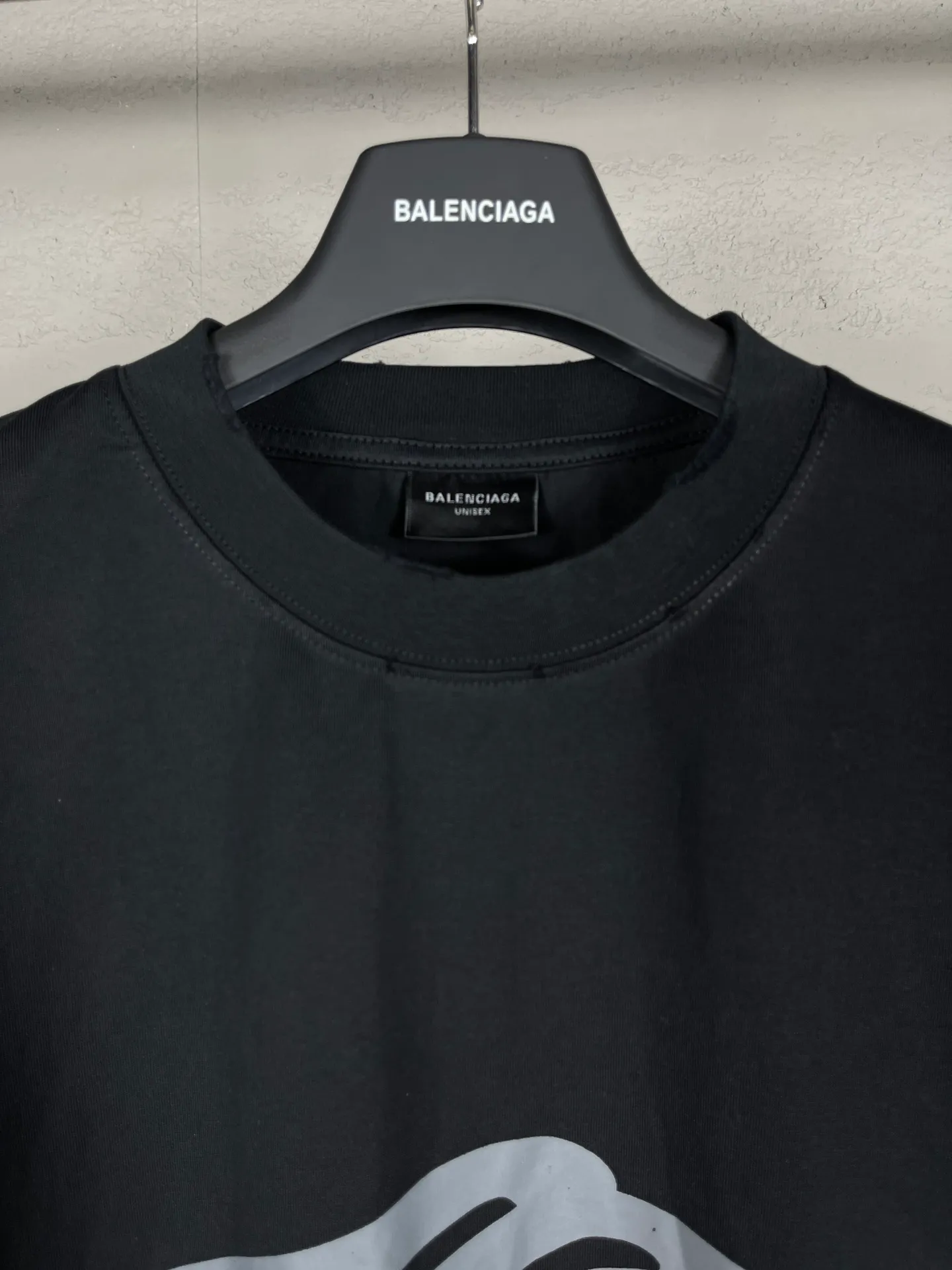 🅿️200 real photos [Top version. Official website quality] BALENCI*GA/Paris. 2024 latest front 3B mud hand-painted washed and distressed short-sleeved T-shirt. Brick cabinet synchronization. ⚠️Difference market currency. YB development. Worn. Hand-painted consistent with ZP. The fabric is made of Paris ZP custom-woven and dyed 100% cotton double yarn compact cotton. The weight is 260 grams, the cloth surface is clean. The cloth pattern is clear, soft and comfortable. The threads are dyed with no color difference. Ready-made garments are hand-painted, spray-painted, worn, distressed, and extra heavy-duty. Comparisons welcome. The version adopts OS loose shoulder design. Same style for men and women. Code: BL223388 Color: black, blue Size: XS. S. M. L