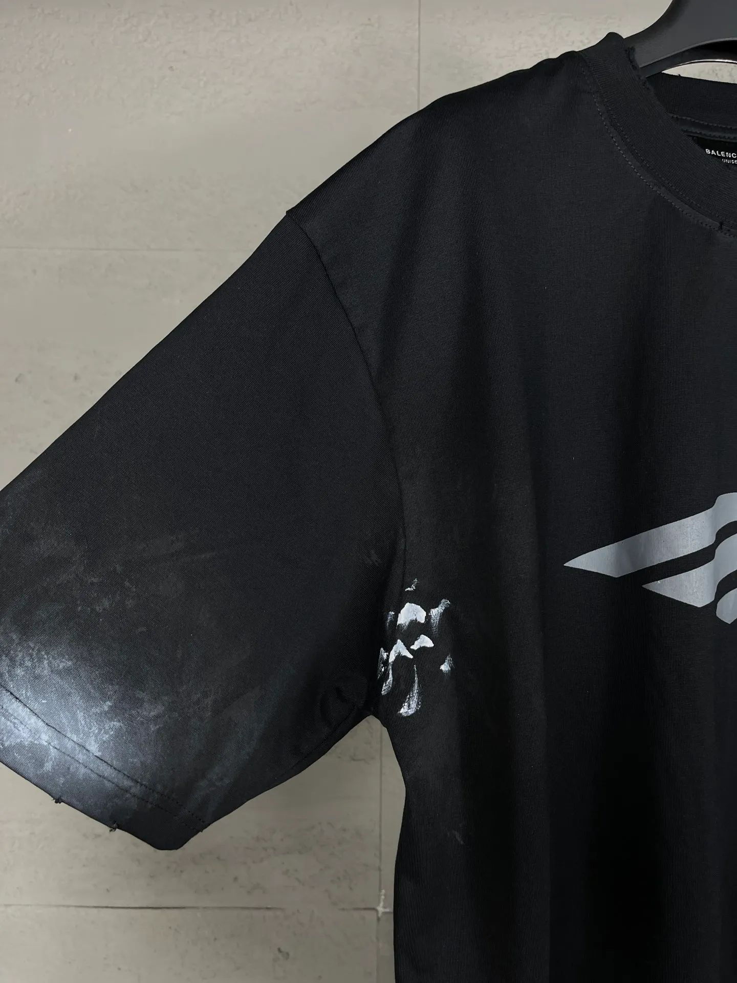 🅿️200 real photos [Top version. Official website quality] BALENCI*GA/Paris. 2024 latest front 3B mud hand-painted washed and distressed short-sleeved T-shirt. Brick cabinet synchronization. ⚠️Difference market currency. YB development. Worn. Hand-painted consistent with ZP. The fabric is made of Paris ZP custom-woven and dyed 100% cotton double yarn compact cotton. The weight is 260 grams, the cloth surface is clean. The cloth pattern is clear, soft and comfortable. The threads are dyed with no color difference. Ready-made garments are hand-painted, spray-painted, worn, distressed, and extra heavy-duty. Comparisons welcome. The version adopts OS loose shoulder design. Same style for men and women. Code: BL223388 Color: black, blue Size: XS. S. M. L