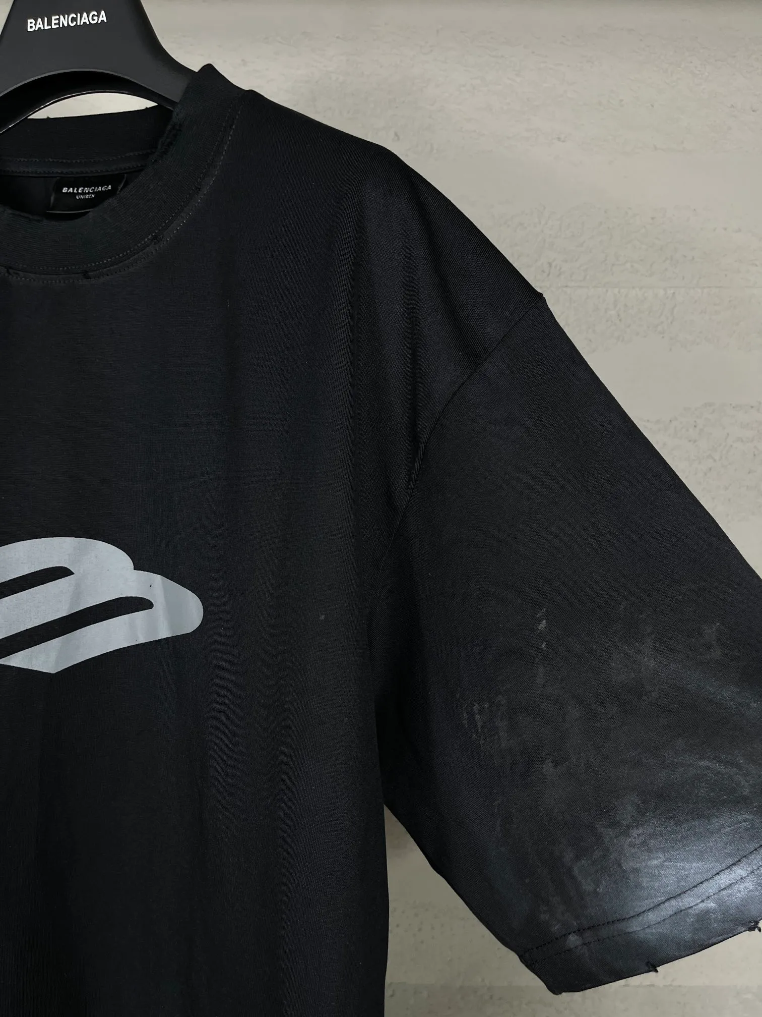 🅿️200 real photos [Top version. Official website quality] BALENCI*GA/Paris. 2024 latest front 3B mud hand-painted washed and distressed short-sleeved T-shirt. Brick cabinet synchronization. ⚠️Difference market currency. YB development. Worn. Hand-painted consistent with ZP. The fabric is made of Paris ZP custom-woven and dyed 100% cotton double yarn compact cotton. The weight is 260 grams, the cloth surface is clean. The cloth pattern is clear, soft and comfortable. The threads are dyed with no color difference. Ready-made garments are hand-painted, spray-painted, worn, distressed, and extra heavy-duty. Comparisons welcome. The version adopts OS loose shoulder design. Same style for men and women. Code: BL223388 Color: black, blue Size: XS. S. M. L