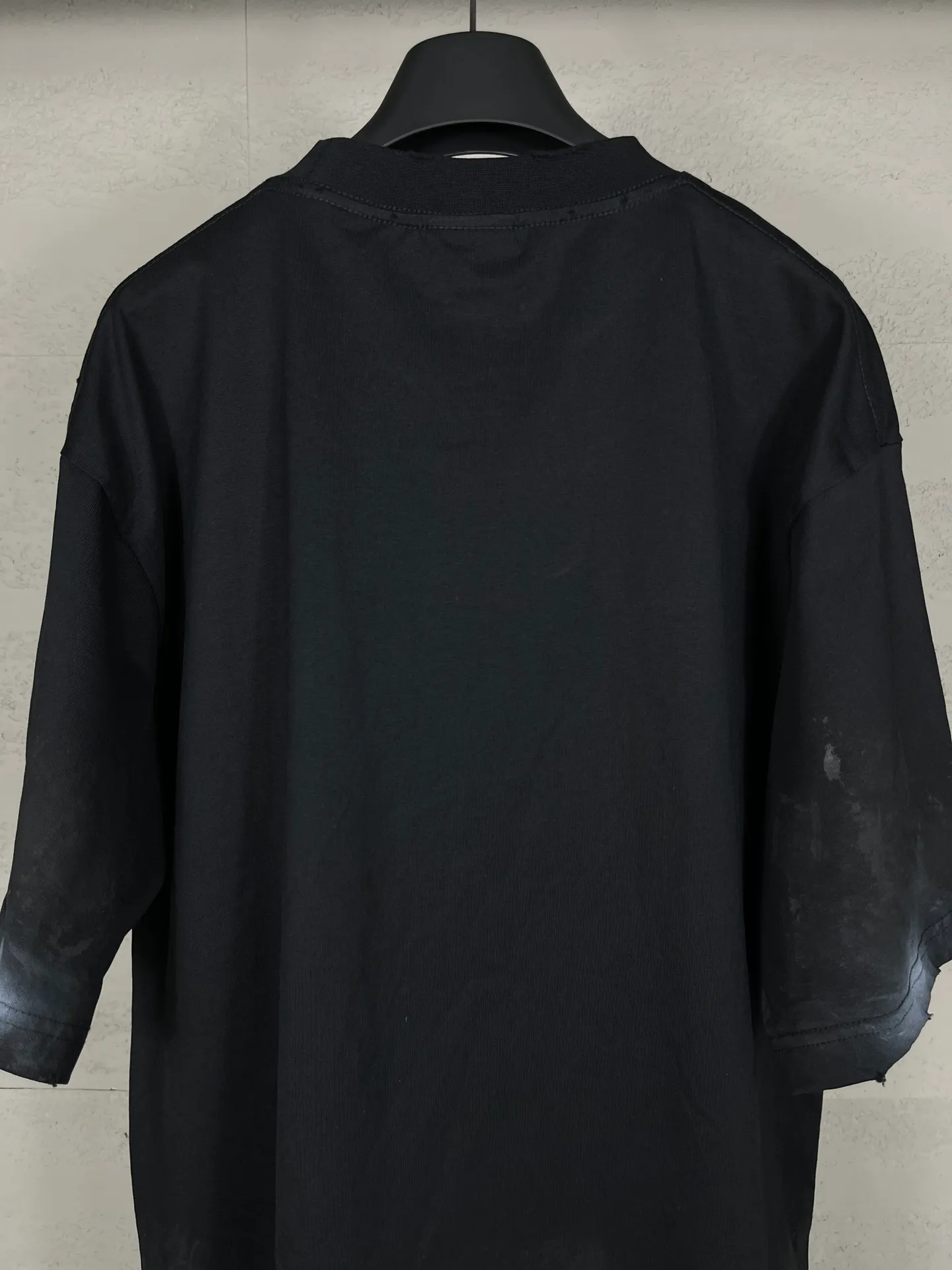 🅿️200 real photos [Top version. Official website quality] BALENCI*GA/Paris. 2024 latest front 3B mud hand-painted washed and distressed short-sleeved T-shirt. Brick cabinet synchronization. ⚠️Difference market currency. YB development. Worn. Hand-painted consistent with ZP. The fabric is made of Paris ZP custom-woven and dyed 100% cotton double yarn compact cotton. The weight is 260 grams, the cloth surface is clean. The cloth pattern is clear, soft and comfortable. The threads are dyed with no color difference. Ready-made garments are hand-painted, spray-painted, worn, distressed, and extra heavy-duty. Comparisons welcome. The version adopts OS loose shoulder design. Same style for men and women. Code: BL223388 Color: black, blue Size: XS. S. M. L