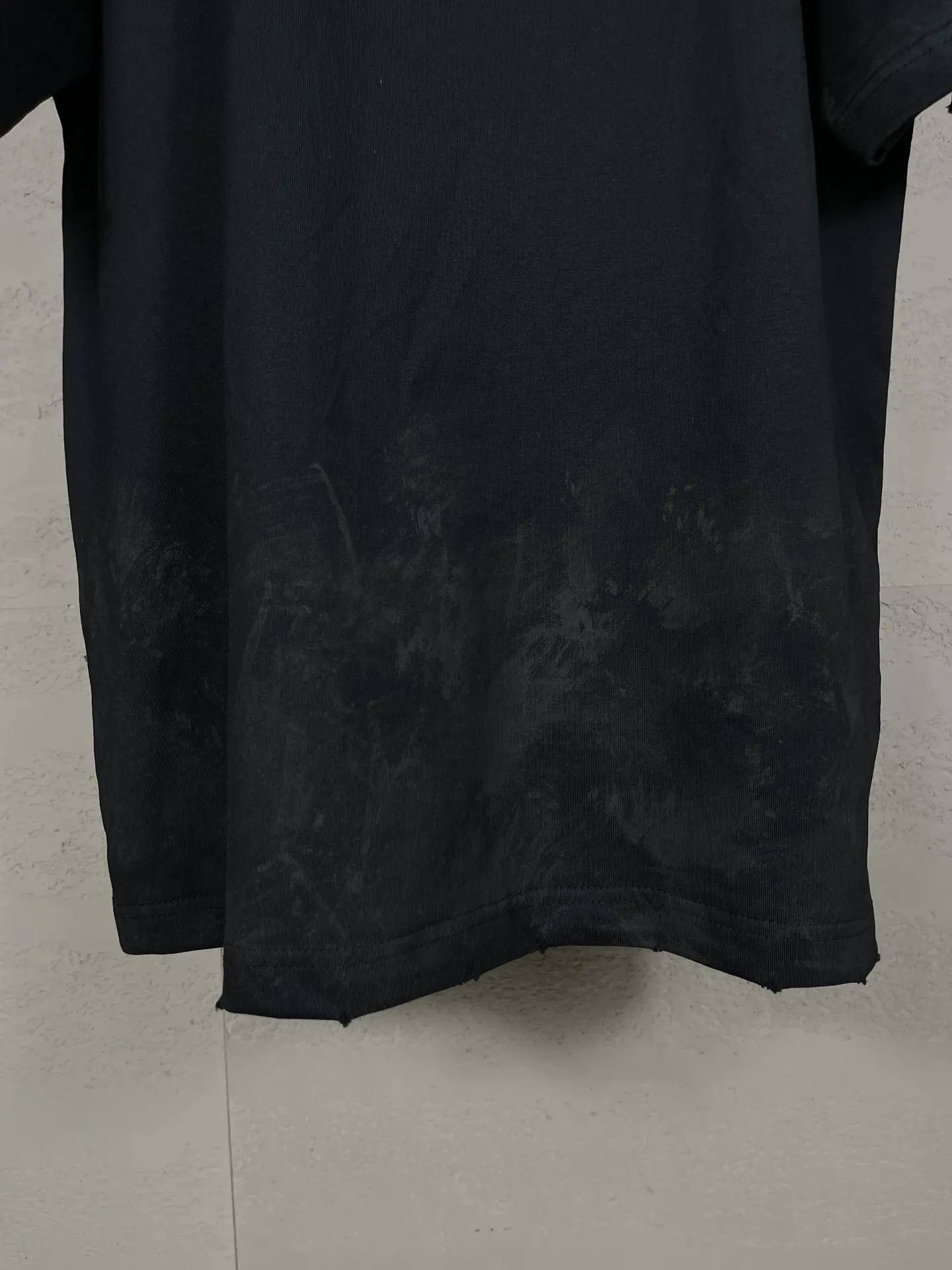 🅿️200 real photos [Top version. Official website quality] BALENCI*GA/Paris. 2024 latest front 3B mud hand-painted washed and distressed short-sleeved T-shirt. Brick cabinet synchronization. ⚠️Difference market currency. YB development. Worn. Hand-painted consistent with ZP. The fabric is made of Paris ZP custom-woven and dyed 100% cotton double yarn compact cotton. The weight is 260 grams, the cloth surface is clean. The cloth pattern is clear, soft and comfortable. The threads are dyed with no color difference. Ready-made garments are hand-painted, spray-painted, worn, distressed, and extra heavy-duty. Comparisons welcome. The version adopts OS loose shoulder design. Same style for men and women. Code: BL223388 Color: black, blue Size: XS. S. M. L