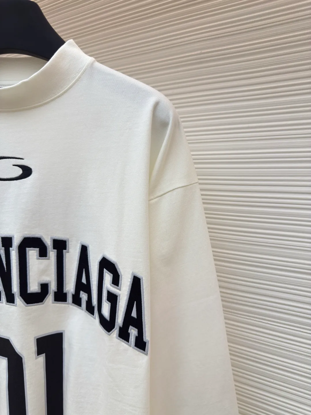 Balenciaga No. 1 jersey embroidered long sleeves ●Authentic product: Purchased and developed for 9200 ●Item number: 1680352-A55 ●Fabric: combed cotton plain fabric ●Technology: embroidery production ●Version: loose fit ●Weight: about 455 grams ●Size: XS-S-M-L ●Description: The fabric is made of 16s single-yarn combed cotton plain weave, with matching 1*1 horizontal machine-woven ribbing of this fabric color. The front and back panels are printed with elliptical machine screen paste, the front panel is embroidered with a domestic high-speed embroidery machine, laser burnt letter patch, 7s*7s twill contrasting color fastness 100% cotton, and the hem is a flat car color-blocked jacquard woven label. The woven label is made of white fine silk material imported from Japan. The overall wiring is straight and delicate, the fabric is comfortable and soft, and the color is consistent without color difference. It can be matched with the same style to create a fashionable look and control various occasions. Customized accessories, complete with three standards, same style for men and women!