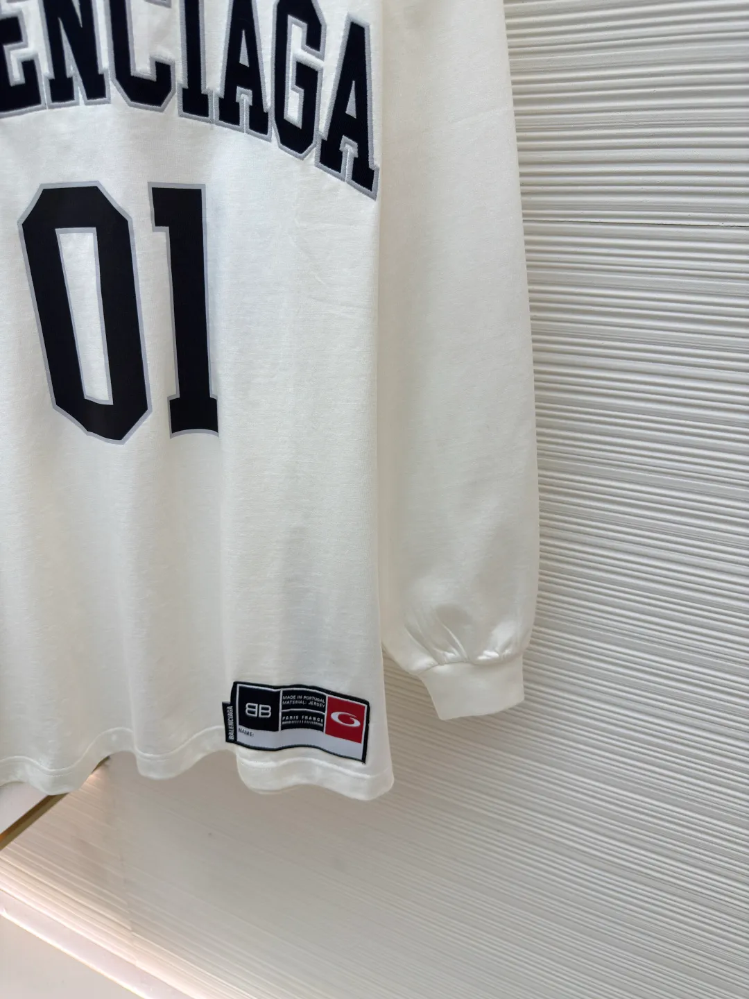 Balenciaga No. 1 jersey embroidered long sleeves ●Authentic product: Purchased and developed for 9200 ●Item number: 1680352-A55 ●Fabric: combed cotton plain fabric ●Technology: embroidery production ●Version: loose fit ●Weight: about 455 grams ●Size: XS-S-M-L ●Description: The fabric is made of 16s single-yarn combed cotton plain weave, with matching 1*1 horizontal machine-woven ribbing of this fabric color. The front and back panels are printed with elliptical machine screen paste, the front panel is embroidered with a domestic high-speed embroidery machine, laser burnt letter patch, 7s*7s twill contrasting color fastness 100% cotton, and the hem is a flat car color-blocked jacquard woven label. The woven label is made of white fine silk material imported from Japan. The overall wiring is straight and delicate, the fabric is comfortable and soft, and the color is consistent without color difference. It can be matched with the same style to create a fashionable look and control various occasions. Customized accessories, complete with three standards, same style for men and women!