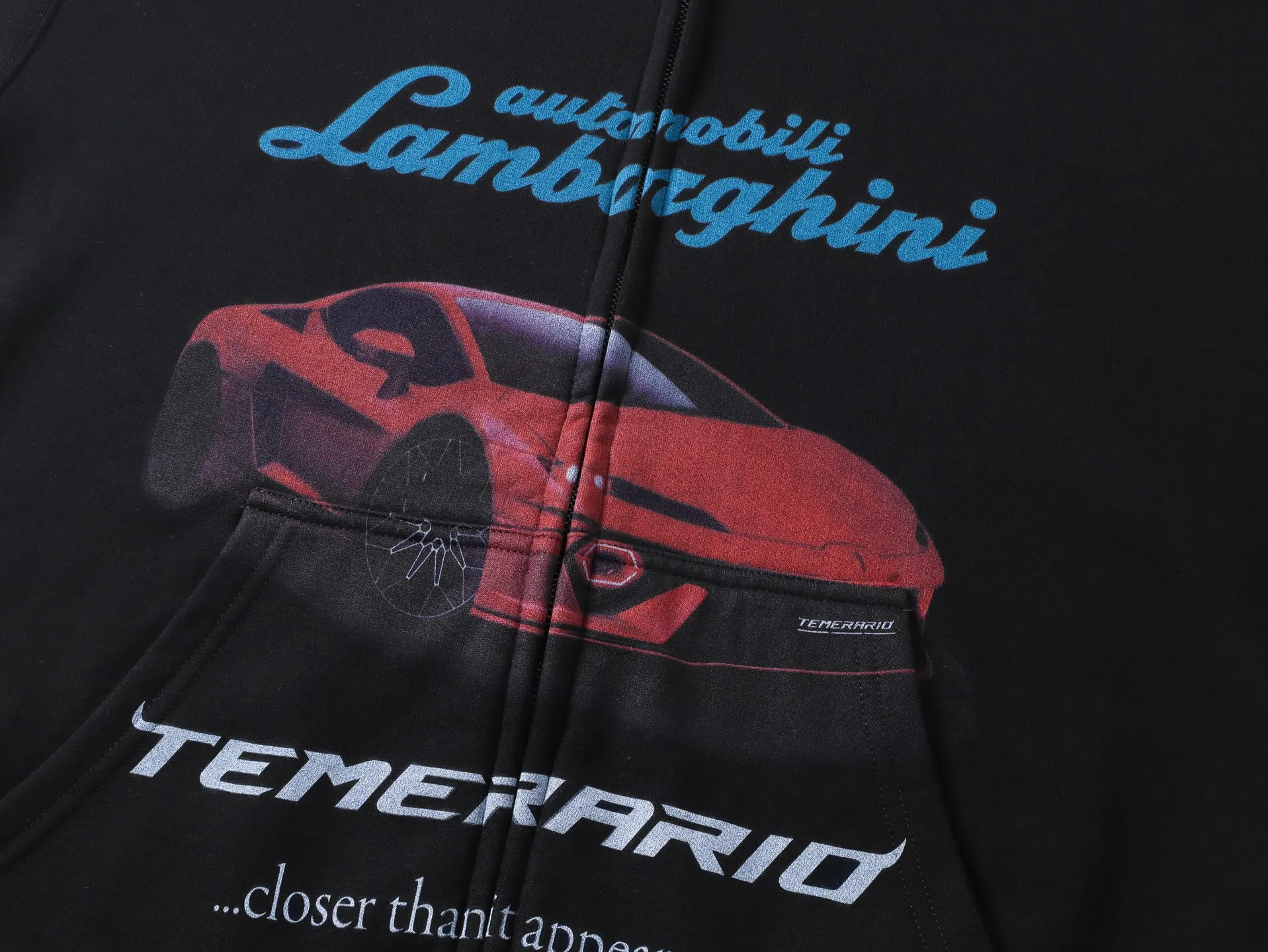🅿️410 Real photos [Top version. Official website quality] BALENCI*GA/Paris co-branded Lamborghini Lamborghini front and back, left and right sleeves direct-injection printed zipper cardigan sweatshirt SS25 latest model. Research and development at the first time, different market currencies. Comparisons welcome. The fabric is made of Paris ZP custom-woven and dyed cotton sweatshirt. Weighing 460 grams, the cloth surface is clean. The cloth pattern is clear, soft and comfortable. The threads are dyed with no color difference. Printing adopts computer direct printing. The pattern letters are clear, three-dimensional and without burrs. Jubie market produces pictures based on pictures. Welcome to compare. The version adopts OS loose shoulder design. Same style for men and women. Code: BL259909 Color: Black Size: XS S M L