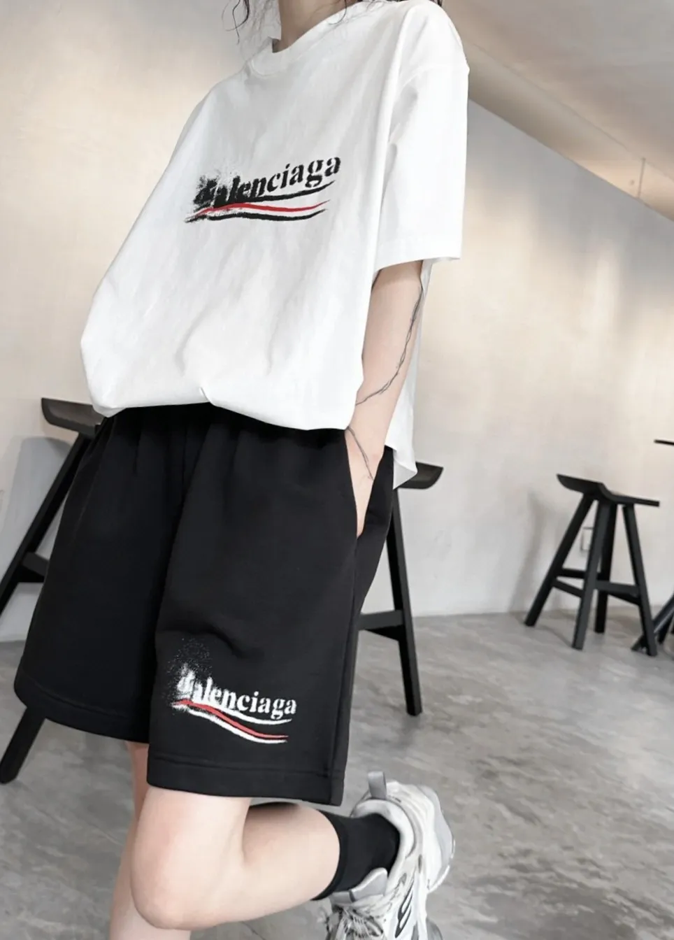 ♻️💯Refer to the model picture for the upper body❤️The top version of Balenciga/Balenciaga Dissolved Coca-Cola shorts are the same style for male and female stars. Pure cotton terry fabric, thick to the touch, contrast-dyed fabric, hand-painted spray-dissolved effect pattern, ultra-fine flat screen printing process, full of fashion sense, using fine gauze material as the screen, custom-dyed pure cotton fabric, OS version, complete with three standards, the same style for men and women. New style shorts, pure cotton terry fabric, thin fabric is soft and comfortable, the whole body is heavily distressed and washed, the latest Coke atomized watermark design, loose fit, same as for men and women, size xssml [Washing instructions: Cotton, hand wash recommended, gentle pressure, wash with warm or cold water below 30℃, separate dark and light colors during washing, not suitable for exposure to the sun] Size: S-XL Color: black and white P:310