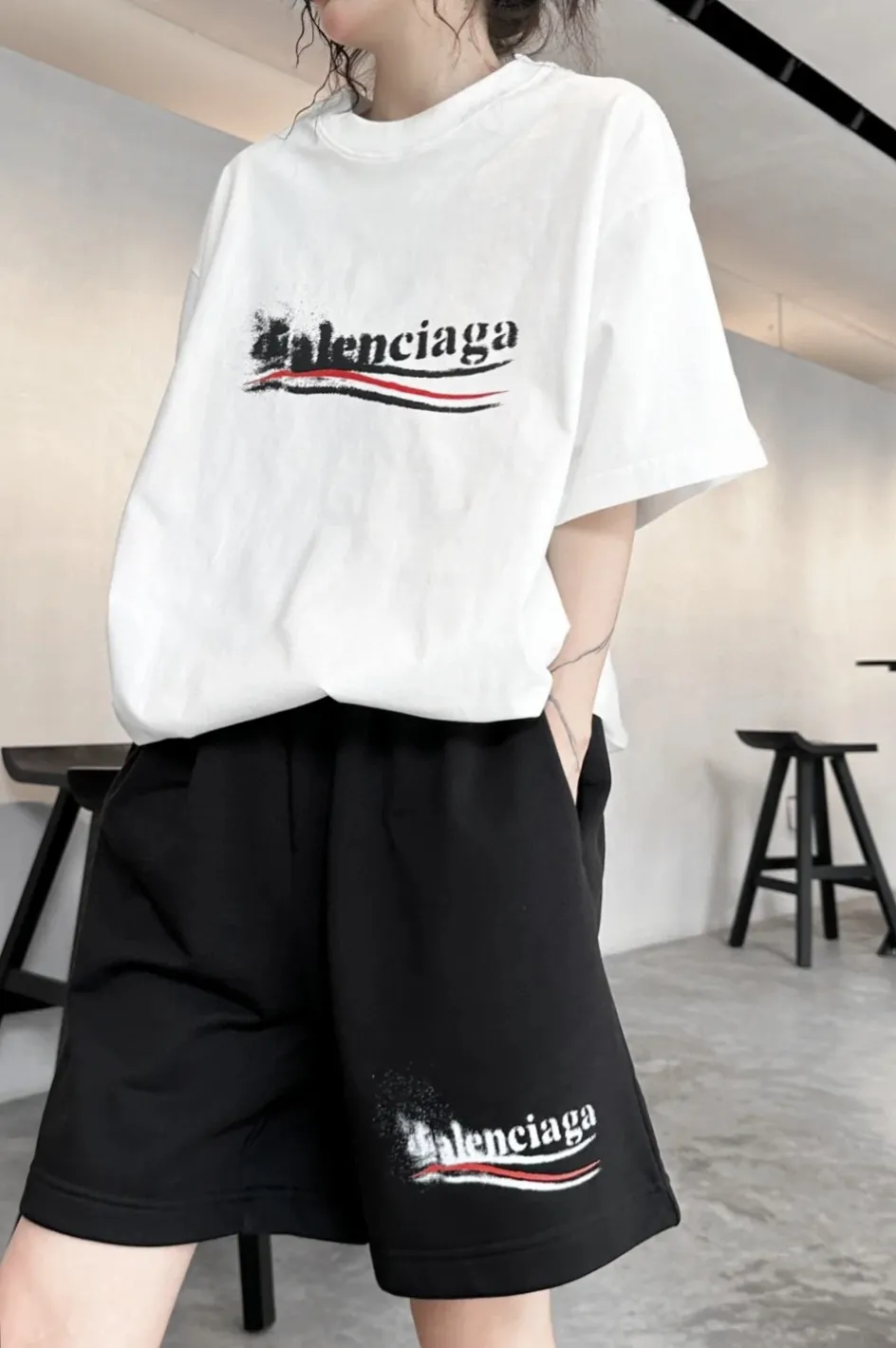 ♻️💯Refer to the model picture for the upper body❤️The top version of Balenciga/Balenciaga Dissolved Coca-Cola shorts are the same style for male and female stars. Pure cotton terry fabric, thick to the touch, contrast-dyed fabric, hand-painted spray-dissolved effect pattern, ultra-fine flat screen printing process, full of fashion sense, using fine gauze material as the screen, custom-dyed pure cotton fabric, OS version, complete with three standards, the same style for men and women. New style shorts, pure cotton terry fabric, thin fabric is soft and comfortable, the whole body is heavily distressed and washed, the latest Coke atomized watermark design, loose fit, same as for men and women, size xssml [Washing instructions: Cotton, hand wash recommended, gentle pressure, wash with warm or cold water below 30℃, separate dark and light colors during washing, not suitable for exposure to the sun] Size: S-XL Color: black and white P:310