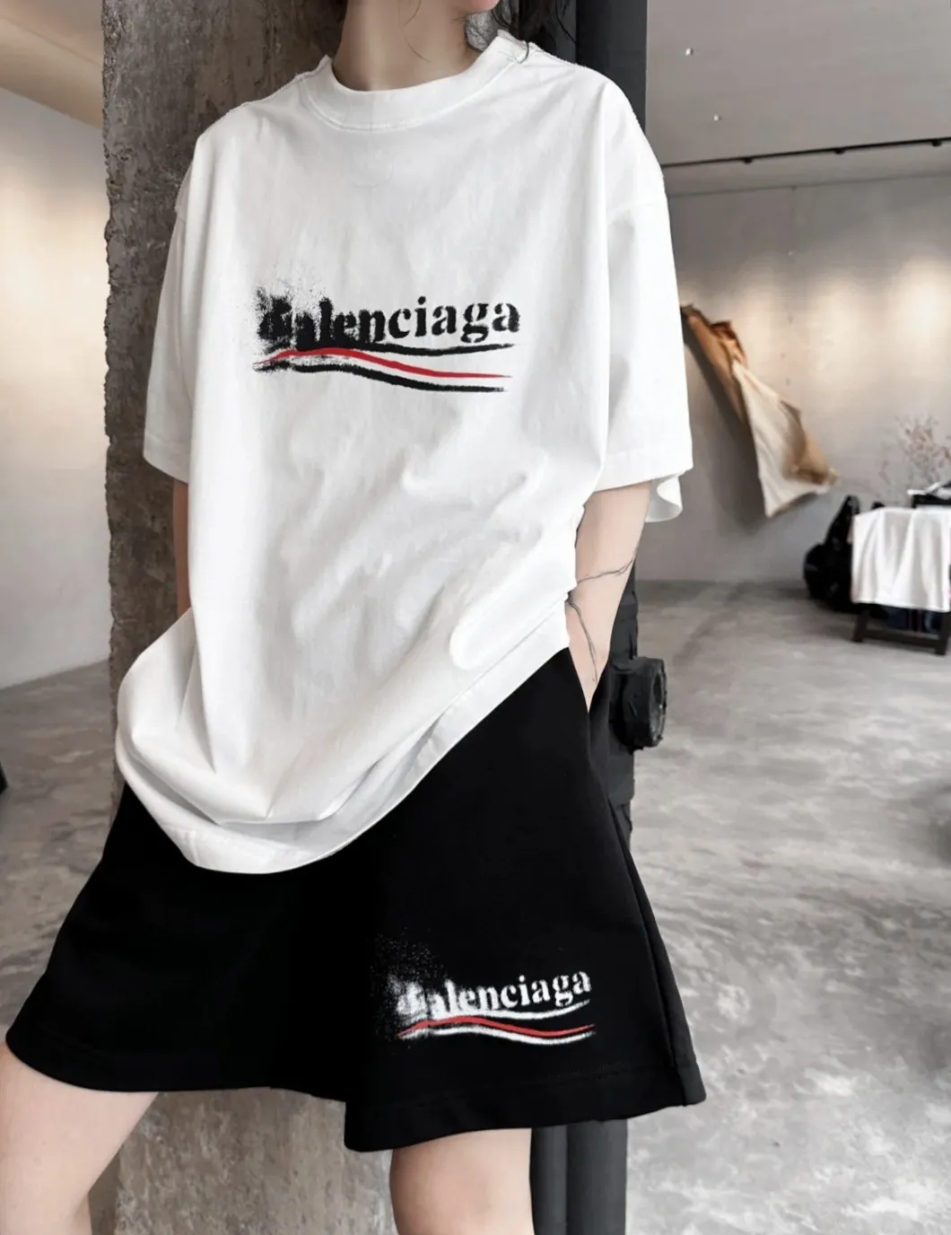 ♻️💯Refer to the model picture for the upper body❤️The top version of Balenciga/Balenciaga Dissolved Coca-Cola shorts are the same style for male and female stars. Pure cotton terry fabric, thick to the touch, contrast-dyed fabric, hand-painted spray-dissolved effect pattern, ultra-fine flat screen printing process, full of fashion sense, using fine gauze material as the screen, custom-dyed pure cotton fabric, OS version, complete with three standards, the same style for men and women. New style shorts, pure cotton terry fabric, thin fabric is soft and comfortable, the whole body is heavily distressed and washed, the latest Coke atomized watermark design, loose fit, same as for men and women, size xssml [Washing instructions: Cotton, hand wash recommended, gentle pressure, wash with warm or cold water below 30℃, separate dark and light colors during washing, not suitable for exposure to the sun] Size: S-XL Color: black and white P:310
