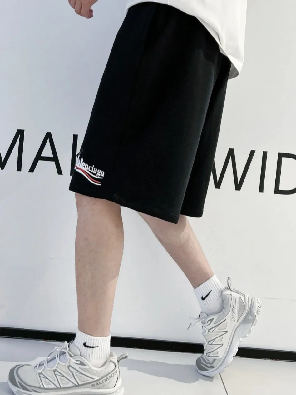 ♻️💯Refer to the model picture for the upper body❤️The top version of Balenciga/Balenciaga Dissolved Coca-Cola shorts are the same style for male and female stars. Pure cotton terry fabric, thick to the touch, contrast-dyed fabric, hand-painted spray-dissolved effect pattern, ultra-fine flat screen printing process, full of fashion sense, using fine gauze material as the screen, custom-dyed pure cotton fabric, OS version, complete with three standards, the same style for men and women. New style shorts, pure cotton terry fabric, thin fabric is soft and comfortable, the whole body is heavily distressed and washed, the latest Coke atomized watermark design, loose fit, same as for men and women, size xssml [Washing instructions: Cotton, hand wash recommended, gentle pressure, wash with warm or cold water below 30℃, separate dark and light colors during washing, not suitable for exposure to the sun] Size: S-XL Color: black and white P:310