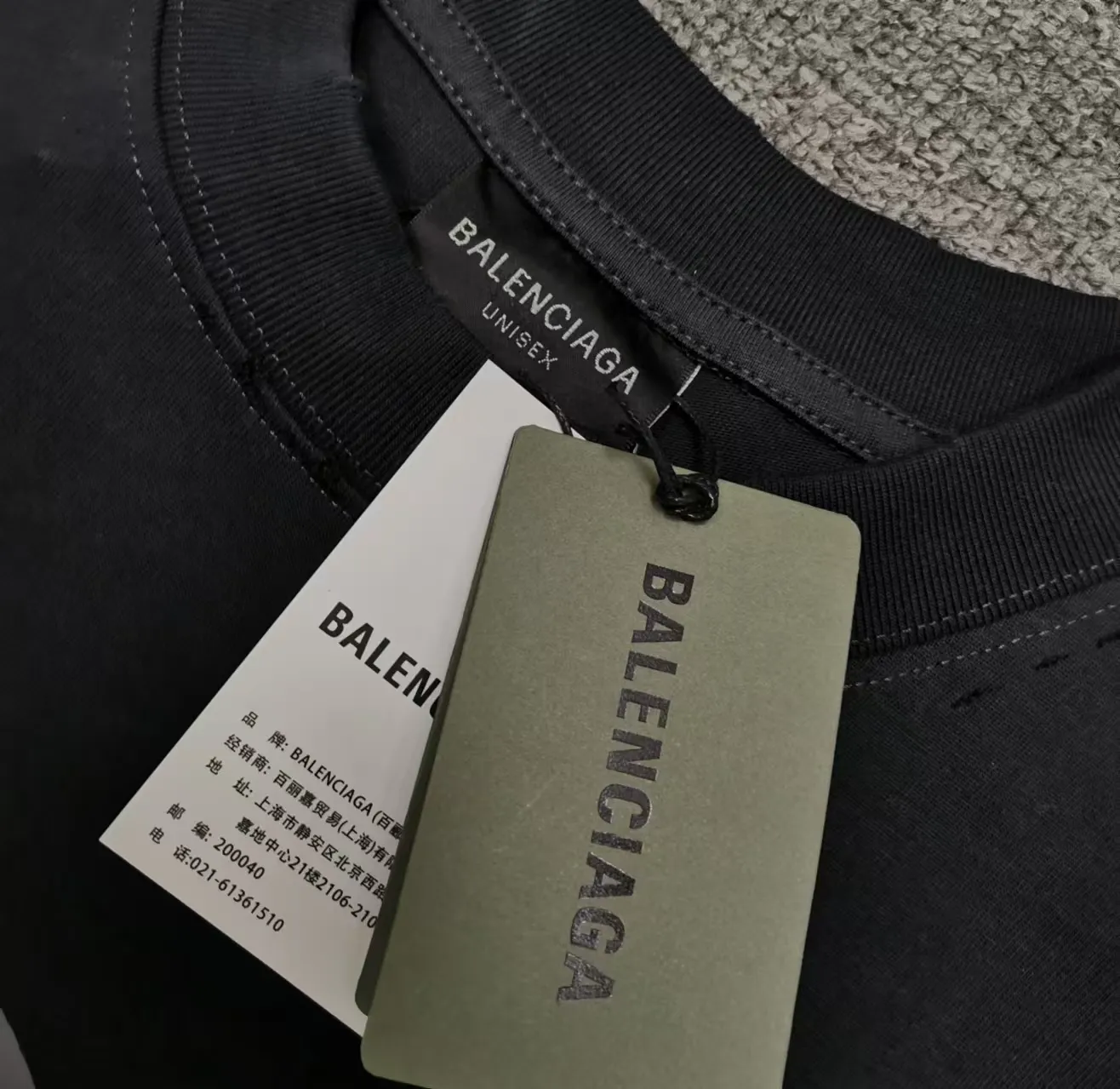 Top version BALENCIAGA/Paris. 2025 new dissolving letter brick cabinet synchronized. Genuine product developed at the first time, happy to print and compare! The fabric is made of Paris ZP custom-woven and dyed cotton with double yarn. Weighing 260 grams, the cloth surface is clean. The cloth pattern is clear, soft and comfortable. The threads are dyed with no color difference. The embroidery uses imported Tajima embroidery machines. The letters are clear and the effect is three-dimensional. The entire garment is worn and distressed. The version adopts OS loose shoulder design. Same style for men and women. Color: black. White. Size: XS S M L P: 290