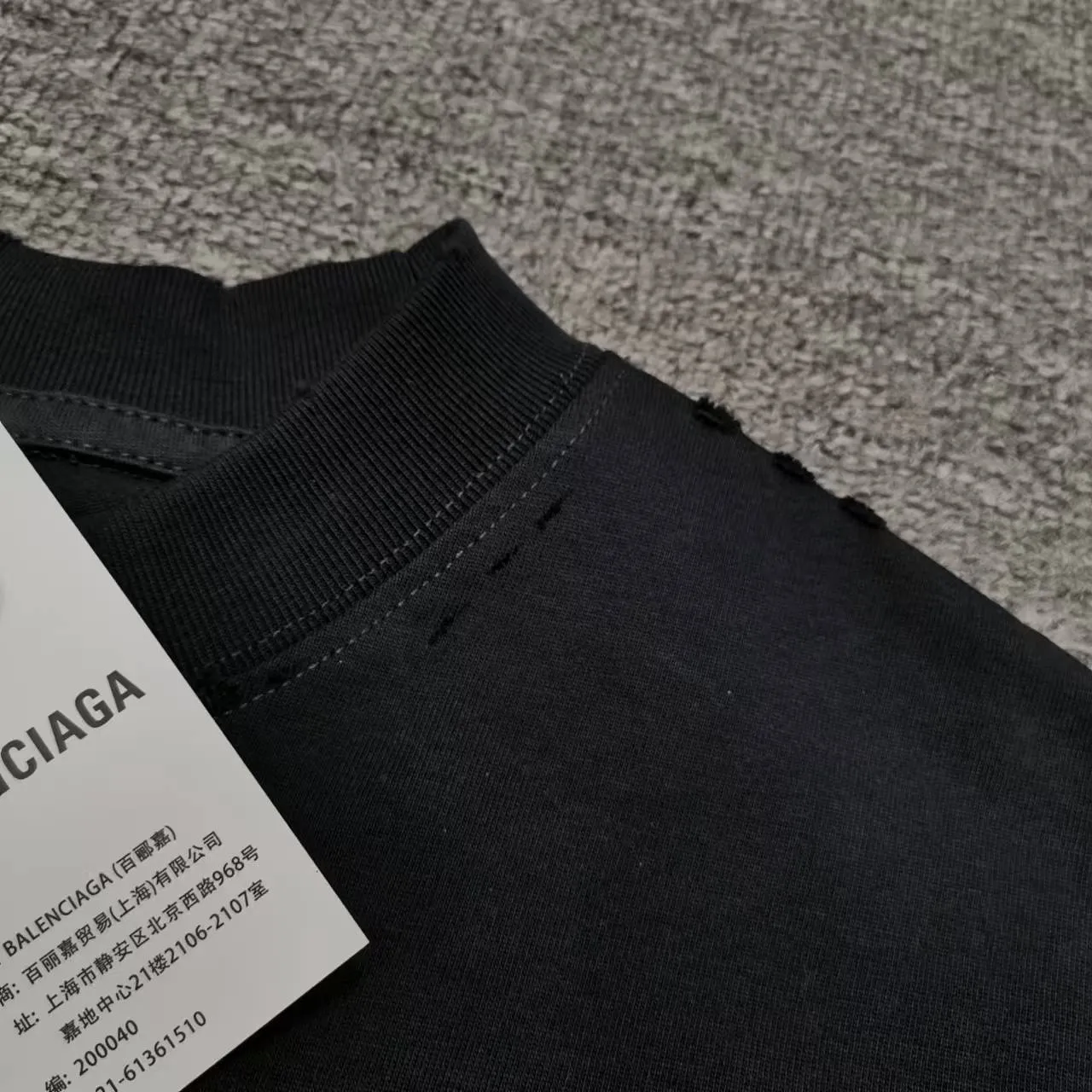 Top version BALENCIAGA/Paris. 2025 new dissolving letter brick cabinet synchronized. Genuine product developed at the first time, happy to print and compare! The fabric is made of Paris ZP custom-woven and dyed cotton with double yarn. Weighing 260 grams, the cloth surface is clean. The cloth pattern is clear, soft and comfortable. The threads are dyed with no color difference. The embroidery uses imported Tajima embroidery machines. The letters are clear and the effect is three-dimensional. The entire garment is worn and distressed. The version adopts OS loose shoulder design. Same style for men and women. Color: black. White. Size: XS S M L P: 290