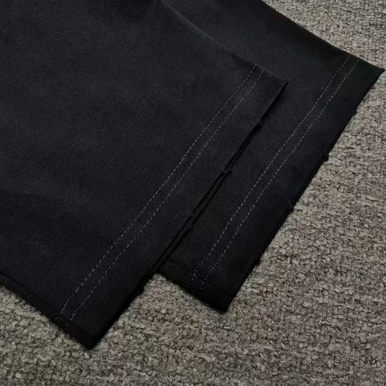Top version BALENCIAGA/Paris. 2025 new dissolving letter brick cabinet synchronized. Genuine product developed at the first time, happy to print and compare! The fabric is made of Paris ZP custom-woven and dyed cotton with double yarn. Weighing 260 grams, the cloth surface is clean. The cloth pattern is clear, soft and comfortable. The threads are dyed with no color difference. The embroidery uses imported Tajima embroidery machines. The letters are clear and the effect is three-dimensional. The entire garment is worn and distressed. The version adopts OS loose shoulder design. Same style for men and women. Color: black. White. Size: XS S M L P: 290