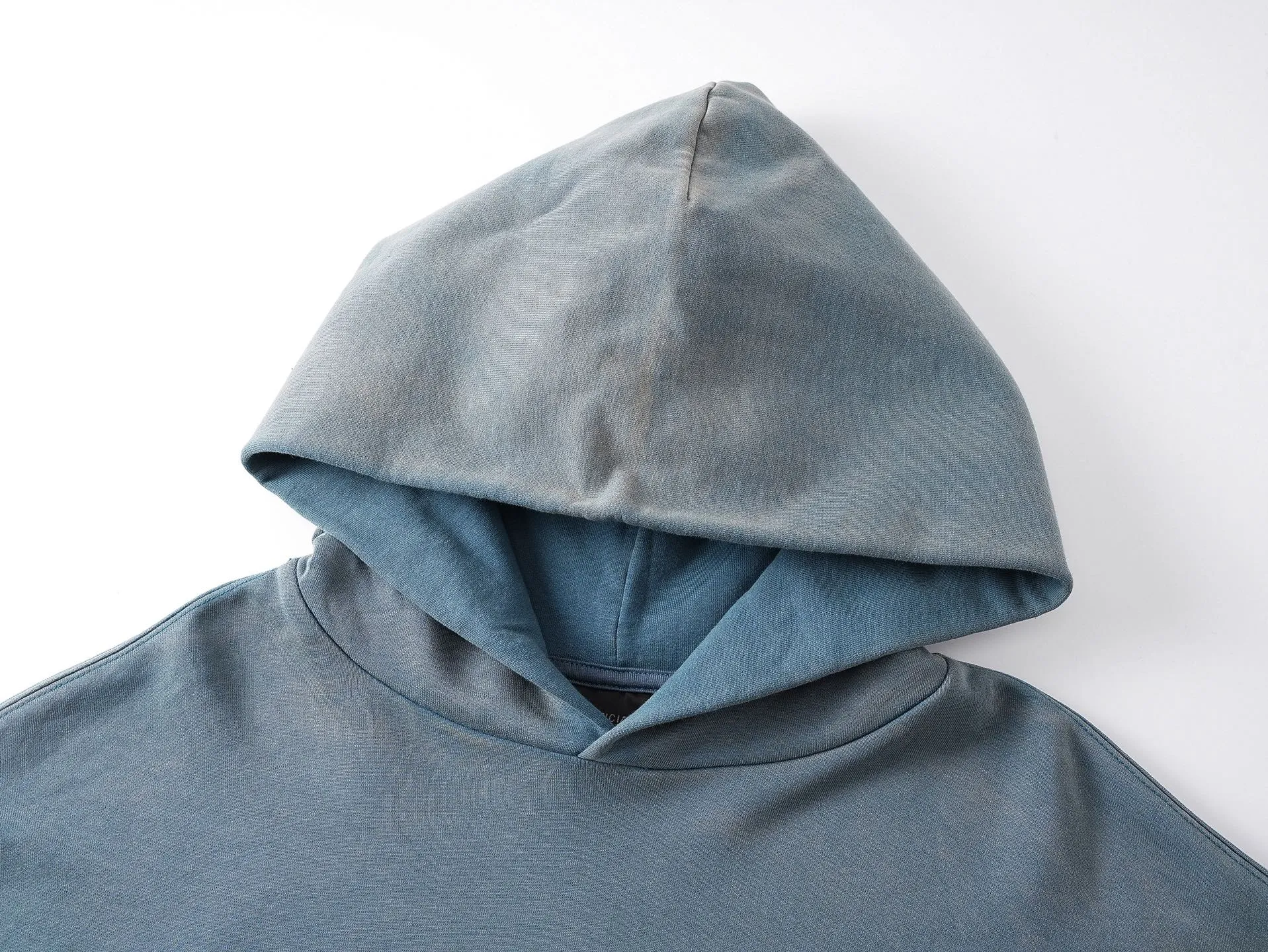🅿️340 real photos [Top version. Official website quality] BALENCI*G*/25 new autumn and winter style. Washed and distressed hooded sweatshirt with Paris LOGO embroidered on the front and back. Ready-made garments are sprayed with horse wash to make them look old. The fabric adopts batik process. SS25 latest model. Research and development at the first time, different market currencies. Comparisons welcome. The fabric is made of Paris ZP custom-woven, custom-dyed and batik cotton sweatshirt. Weighing 460 grams, the cloth surface is clean. The cloth pattern is clear, soft and comfortable. The threads are dyed with no color difference. The embroidery is done with embroidery machines imported from Tajima, and the garments are washed and worn to make them look old. Jubie market currency. Welcome to compare. The version adopts OS loose shoulder style. Same style for men and women. Code: BL259935 Color: washed purple, washed blue Size: XS S M L