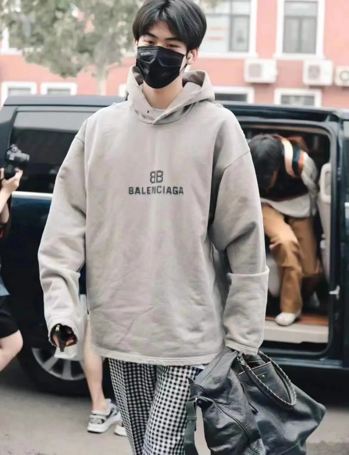 ♻️💯Upper body reference model picture❤️Spring and autumn top-notch proven version Balenciaga BALENCIAGA 22S early spring new fashion hole phantom mosaic blurred letters loose cotton hoodie sweatshirt The fabric is made of 520 grams, and the fabric density is extremely high. The chest is printed with digital direct injection, which creates a dizzy effect of fuzzy mathematical patterns. It indiscriminately restores the hazy gradient phantom printing of the English "Balenciaga" on the chest. The floral gray is a yarn-dyed fabric, and the yarn is dyed first and then woven. Feel free to compare.  The fabric collars are all artificially drilled and distressed by hand. There are laser holes on the chest and back to ensure that the fabric will not wrinkle or deform when holes are made.  Size: XS-L (maximum wear: 230 pounds) P: 490