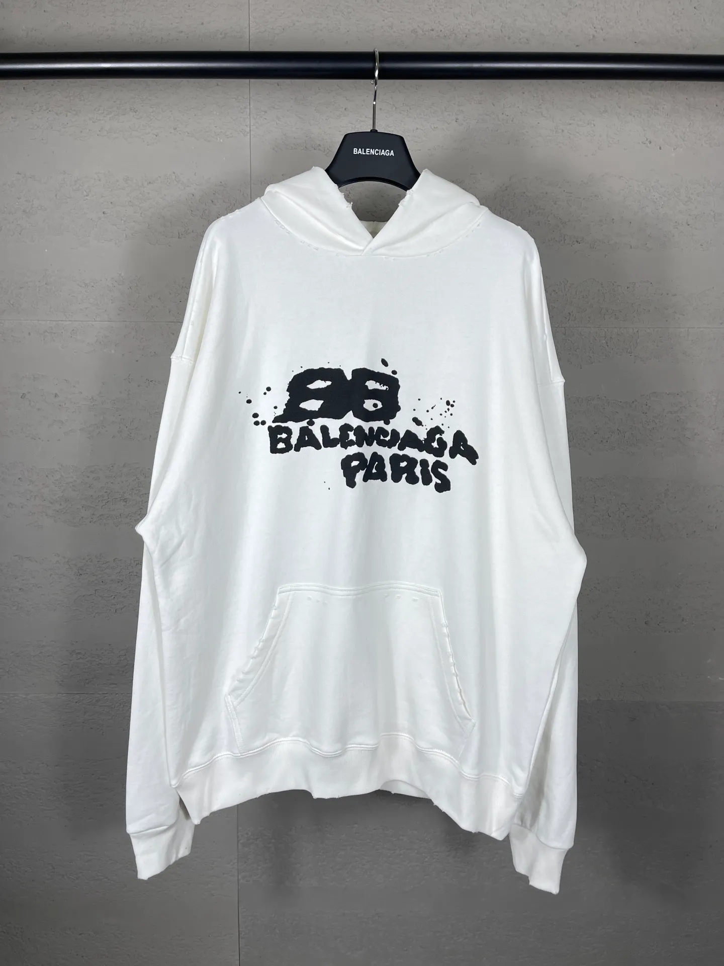 🅿️300 real photos [Top version. Official website quality] BALENCI*GA/Paris BALENCI*GA#BB hand-painted graffiti long-sleeved hooded sweatshirt. 2023 autumn and winter new products. Brick cabinet synchronization. The fabric is made of Paris ZP custom-woven and dyed cotton double yarn David sweater. The weight is 450 grams, the cloth surface is clean. The cloth texture is clear. Soft and comfortable. Good color fastness. Not easy to change color. The threads are woven and dyed with no color difference. The printing uses a round machine hand-painted effect. No burrs. The color follows the original board. The whole piece of clothing is hand-made and worn. The brick cabinet is restored. The version adopts the OS loose shoulder style. Same style for men and women. Coding: BL238018 Color: black, white, gray blue, pink Size: XS S M L