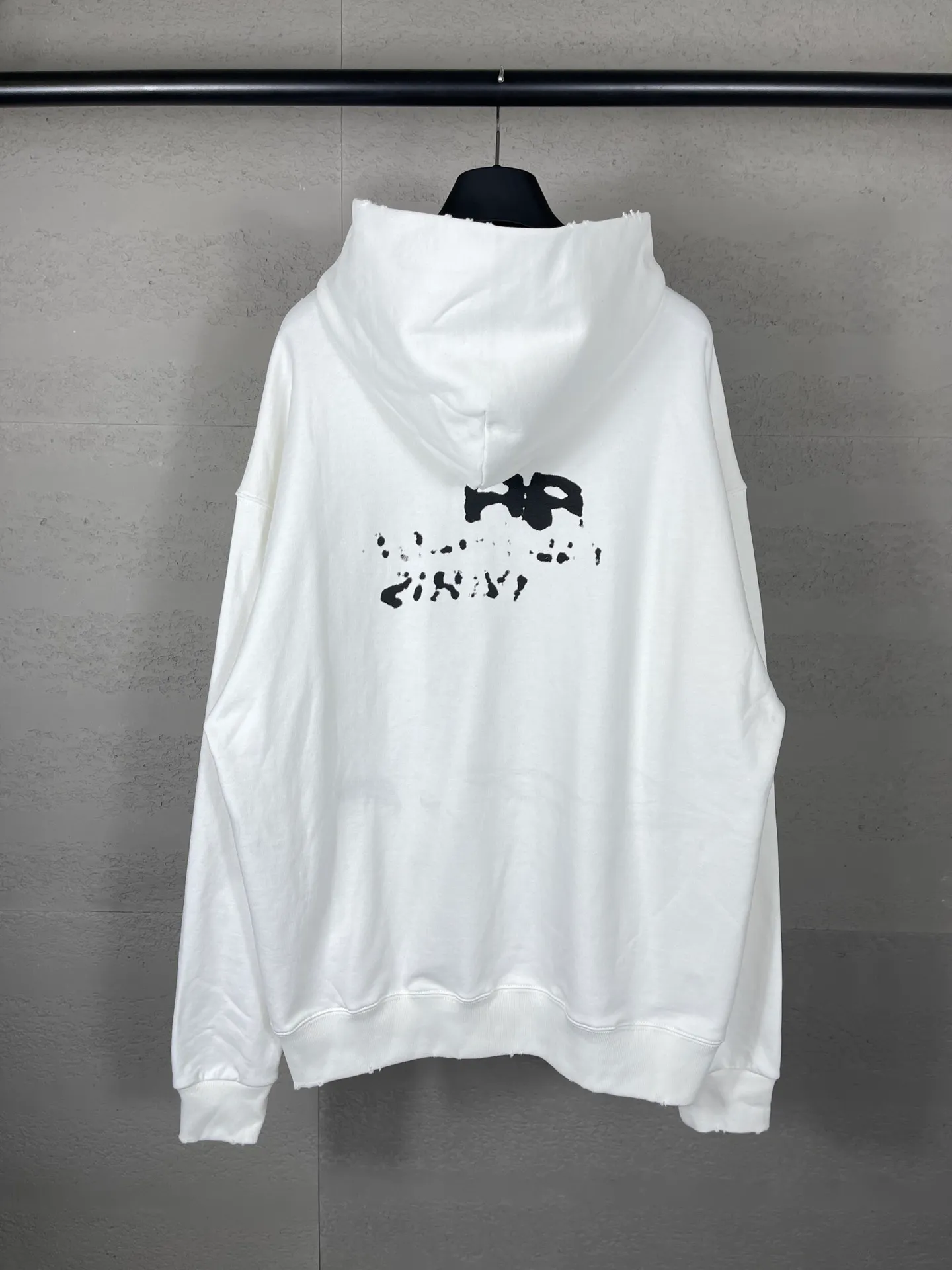 🅿️300 real photos [Top version. Official website quality] BALENCI*GA/Paris BALENCI*GA#BB hand-painted graffiti long-sleeved hooded sweatshirt. 2023 autumn and winter new products. Brick cabinet synchronization. The fabric is made of Paris ZP custom-woven and dyed cotton double yarn David sweater. The weight is 450 grams, the cloth surface is clean. The cloth texture is clear. Soft and comfortable. Good color fastness. Not easy to change color. The threads are woven and dyed with no color difference. The printing uses a round machine hand-painted effect. No burrs. The color follows the original board. The whole piece of clothing is hand-made and worn. The brick cabinet is restored. The version adopts the OS loose shoulder style. Same style for men and women. Coding: BL238018 Color: black, white, gray blue, pink Size: XS S M L