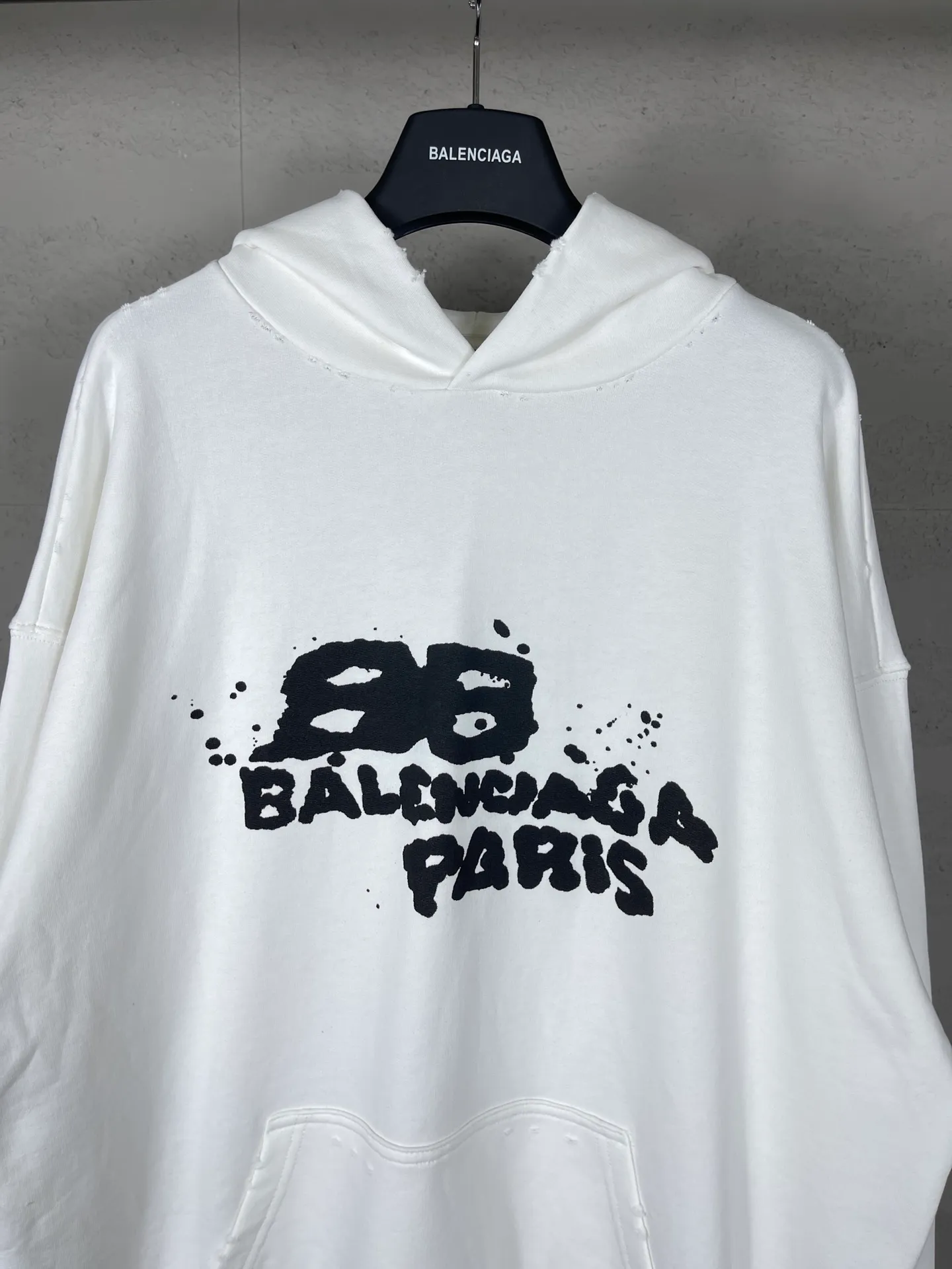 🅿️300 real photos [Top version. Official website quality] BALENCI*GA/Paris BALENCI*GA#BB hand-painted graffiti long-sleeved hooded sweatshirt. 2023 autumn and winter new products. Brick cabinet synchronization. The fabric is made of Paris ZP custom-woven and dyed cotton double yarn David sweater. The weight is 450 grams, the cloth surface is clean. The cloth texture is clear. Soft and comfortable. Good color fastness. Not easy to change color. The threads are woven and dyed with no color difference. The printing uses a round machine hand-painted effect. No burrs. The color follows the original board. The whole piece of clothing is hand-made and worn. The brick cabinet is restored. The version adopts the OS loose shoulder style. Same style for men and women. Coding: BL238018 Color: black, white, gray blue, pink Size: XS S M L