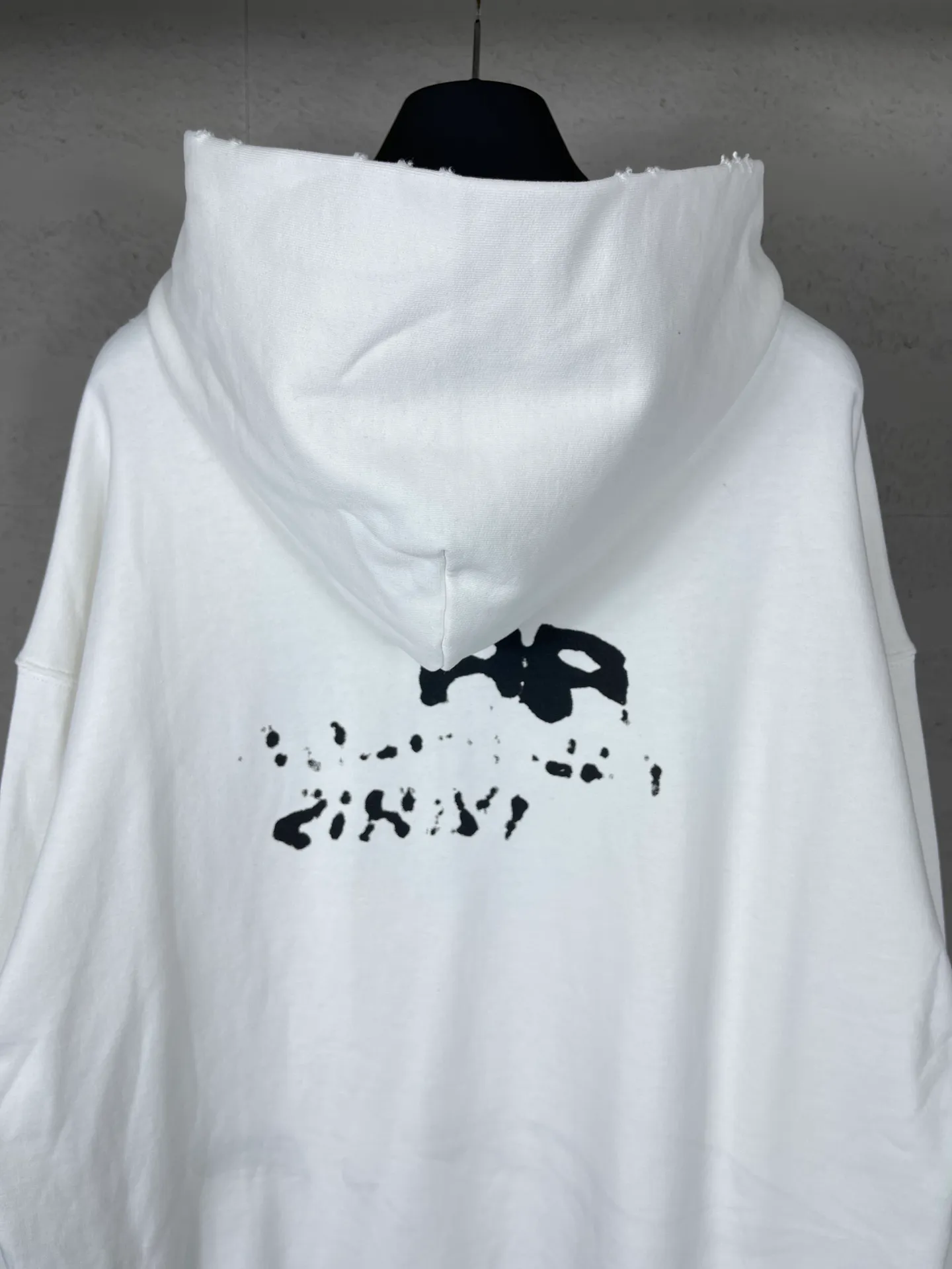 🅿️300 real photos [Top version. Official website quality] BALENCI*GA/Paris BALENCI*GA#BB hand-painted graffiti long-sleeved hooded sweatshirt. 2023 autumn and winter new products. Brick cabinet synchronization. The fabric is made of Paris ZP custom-woven and dyed cotton double yarn David sweater. The weight is 450 grams, the cloth surface is clean. The cloth texture is clear. Soft and comfortable. Good color fastness. Not easy to change color. The threads are woven and dyed with no color difference. The printing uses a round machine hand-painted effect. No burrs. The color follows the original board. The whole piece of clothing is hand-made and worn. The brick cabinet is restored. The version adopts the OS loose shoulder style. Same style for men and women. Coding: BL238018 Color: black, white, gray blue, pink Size: XS S M L