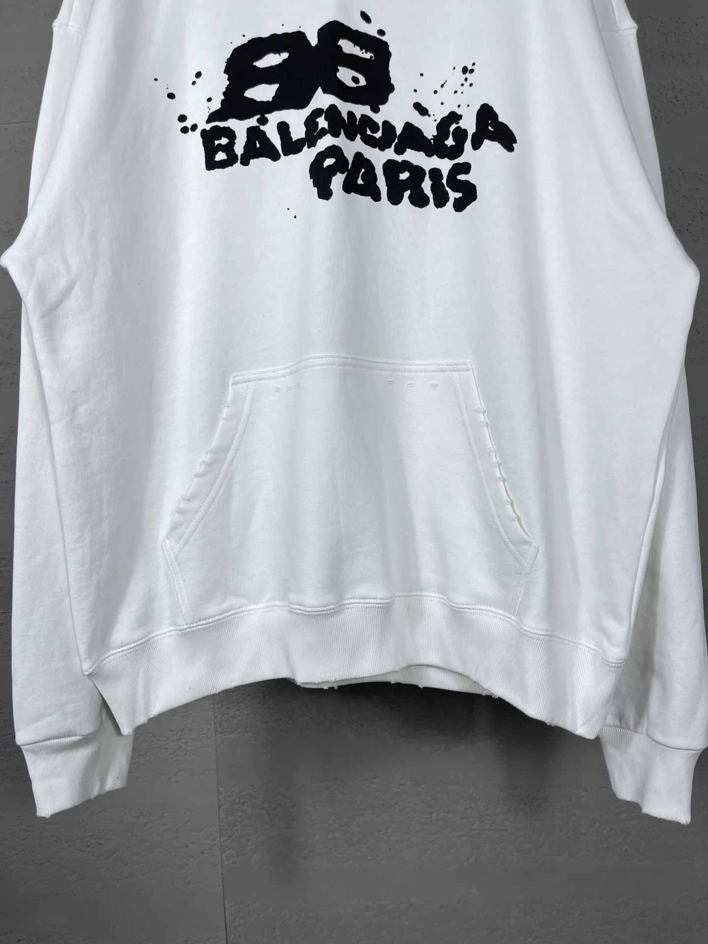 🅿️300 real photos [Top version. Official website quality] BALENCI*GA/Paris BALENCI*GA#BB hand-painted graffiti long-sleeved hooded sweatshirt. 2023 autumn and winter new products. Brick cabinet synchronization. The fabric is made of Paris ZP custom-woven and dyed cotton double yarn David sweater. The weight is 450 grams, the cloth surface is clean. The cloth texture is clear. Soft and comfortable. Good color fastness. Not easy to change color. The threads are woven and dyed with no color difference. The printing uses a round machine hand-painted effect. No burrs. The color follows the original board. The whole piece of clothing is hand-made and worn. The brick cabinet is restored. The version adopts the OS loose shoulder style. Same style for men and women. Coding: BL238018 Color: black, white, gray blue, pink Size: XS S M L