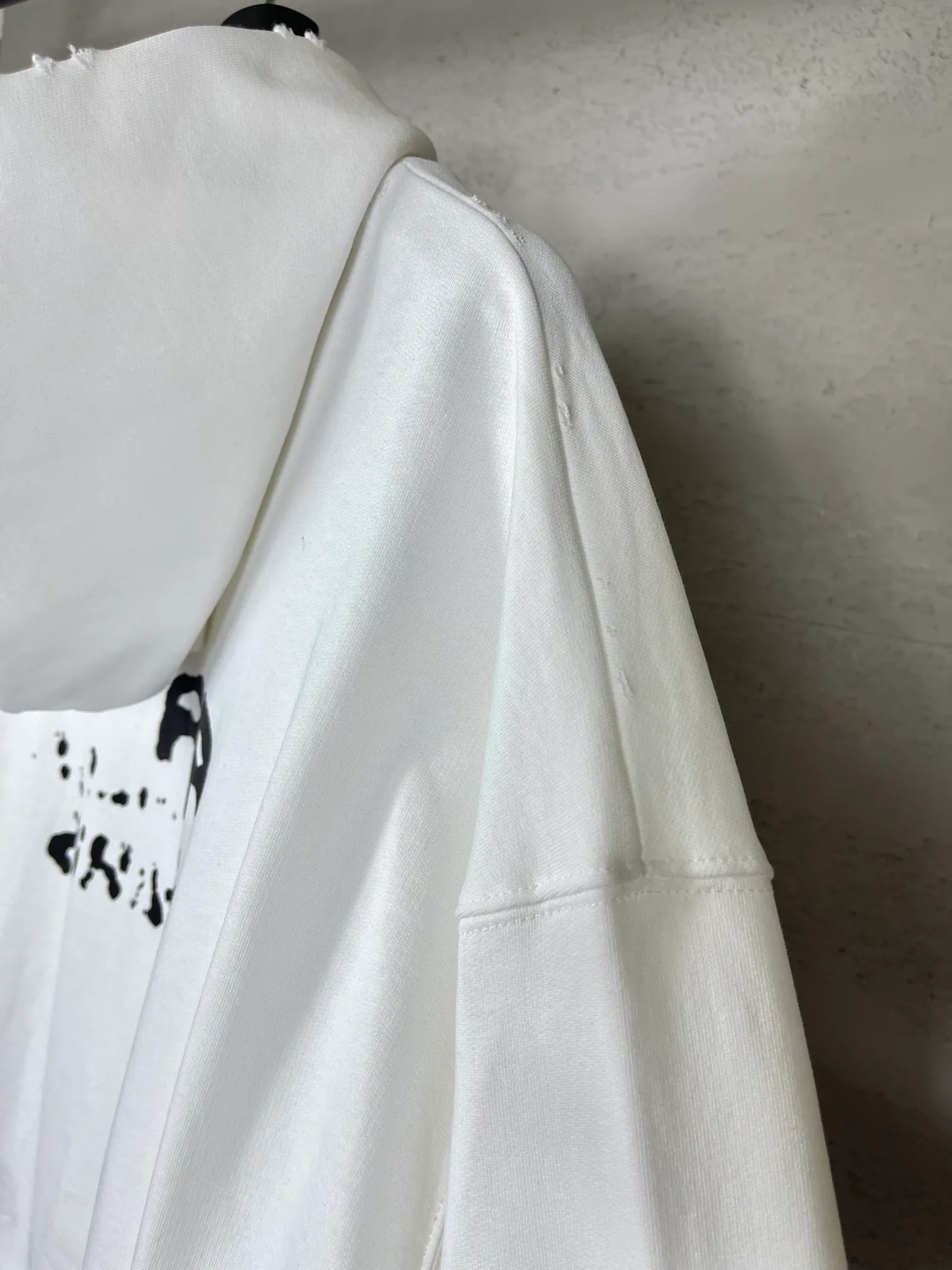 🅿️300 real photos [Top version. Official website quality] BALENCI*GA/Paris BALENCI*GA#BB hand-painted graffiti long-sleeved hooded sweatshirt. 2023 autumn and winter new products. Brick cabinet synchronization. The fabric is made of Paris ZP custom-woven and dyed cotton double yarn David sweater. The weight is 450 grams, the cloth surface is clean. The cloth texture is clear. Soft and comfortable. Good color fastness. Not easy to change color. The threads are woven and dyed with no color difference. The printing uses a round machine hand-painted effect. No burrs. The color follows the original board. The whole piece of clothing is hand-made and worn. The brick cabinet is restored. The version adopts the OS loose shoulder style. Same style for men and women. Coding: BL238018 Color: black, white, gray blue, pink Size: XS S M L