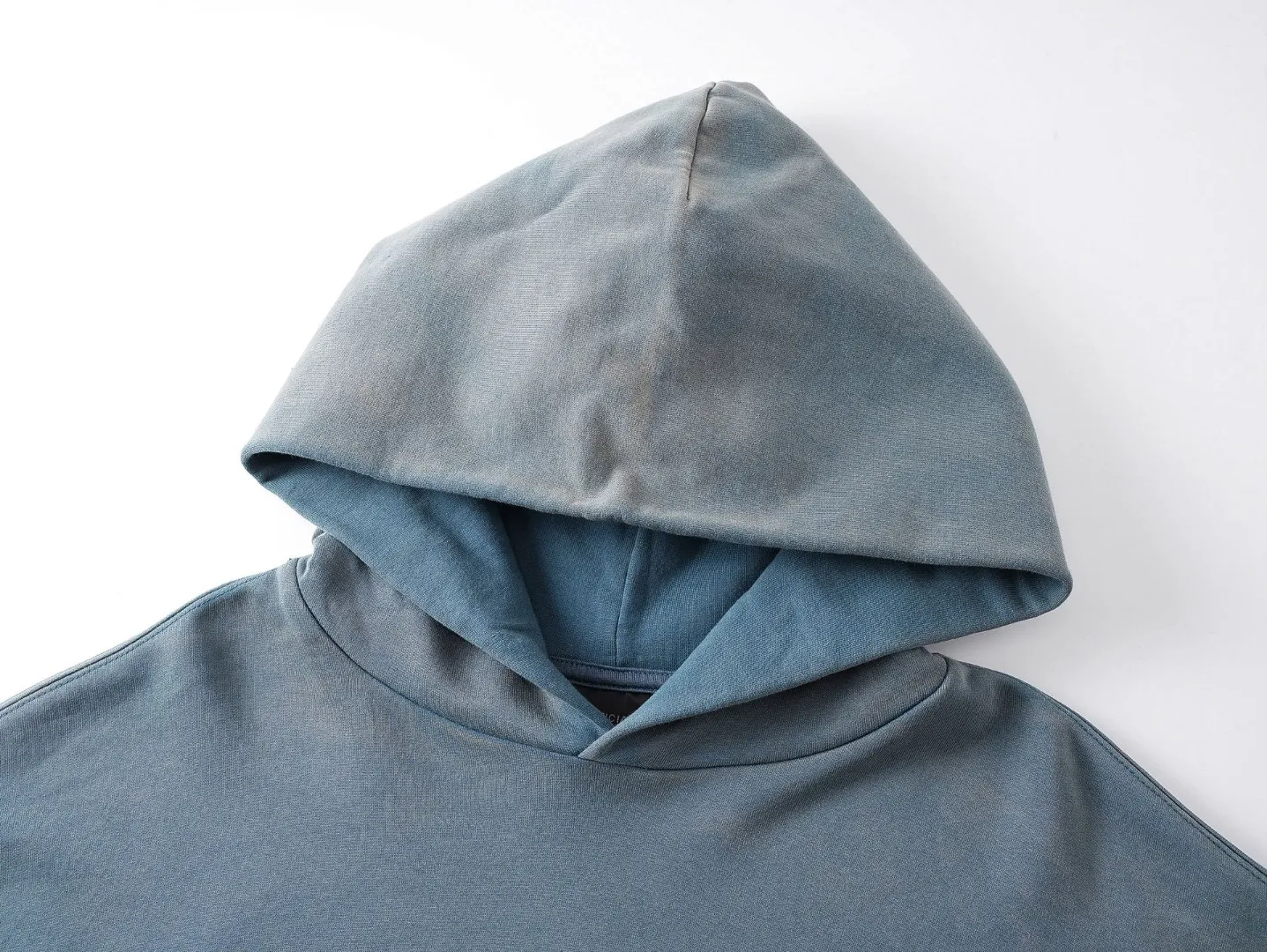 🅿️370 BALENCI*GA Paris small letter embroidery hooded long-sleeved sweatshirt. The front pattern is imported from Tajima embroidery machine. The ready-made clothes are sprayed with horse wash to make them old. The letters are clear. The effect is three-dimensional. Exclusively pattern-woven and dyed 460g fabric. Threads are dyed in the same vat with zero color difference. Brick cabinet synchronization. Welcome to compare. Same style for men and women -Color: washed purple washed blue -SIZE: Xs S M L Style number 8969#