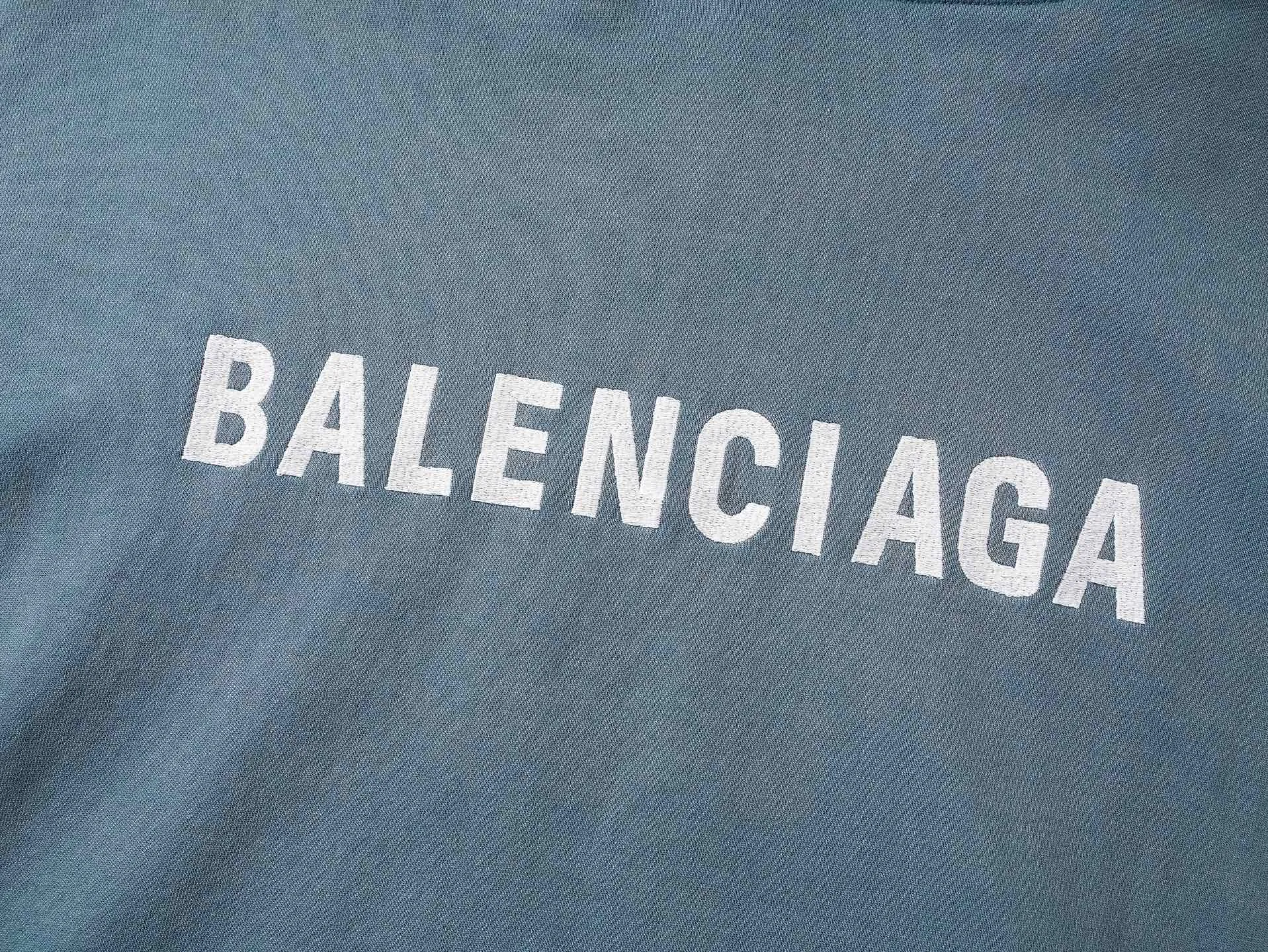 🅿️370 BALENCI*GA Paris small letter embroidery hooded long-sleeved sweatshirt. The front pattern is imported from Tajima embroidery machine. The ready-made clothes are sprayed with horse wash to make them old. The letters are clear. The effect is three-dimensional. Exclusively pattern-woven and dyed 460g fabric. Threads are dyed in the same vat with zero color difference. Brick cabinet synchronization. Welcome to compare. Same style for men and women -Color: washed purple washed blue -SIZE: Xs S M L Style number 8969#