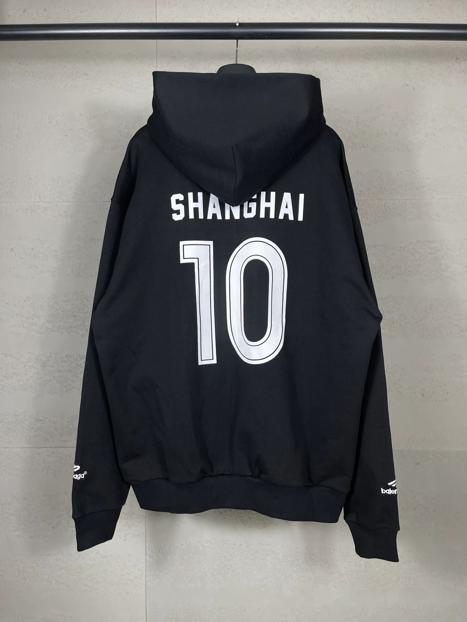 🅿️380 real shots [Top version. Official website quality] BALENCI*GA/Paris new model. Co-branded Manchester United football sportswear LOGO embroidered printed cardigan hooded sweatshirt. The craftsmanship is extremely complex and the market currency is very different. Welcome to compare🆚. The fabric is made of Paris ZP custom-woven and dyed cotton sweatshirt. Weighing 460 grams, the cloth surface is clean. The cloth pattern is clear, soft and comfortable. The threads are dyed with no color difference. The classic pattern embroidery is embroidered by Tajima imported embroidery machine, and the printing uses imported glue. The letters are clear, three-dimensional and without burrs. Jubie market produces pictures based on pictures. Welcome to compare. The version adopts OS loose shoulder design. Same style for men and women. Code: BL238927 Color: black, white Size: XS S M L