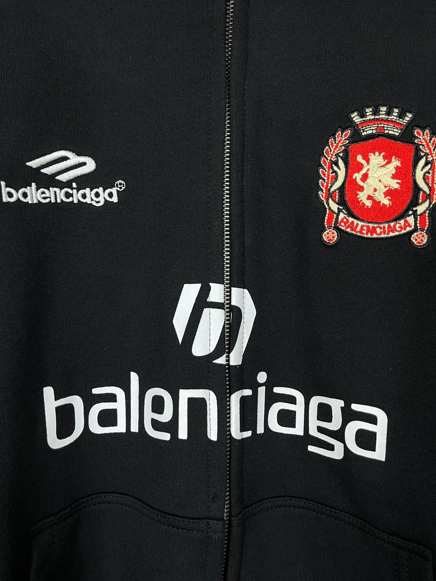 🅿️380 real shots [Top version. Official website quality] BALENCI*GA/Paris new model. Co-branded Manchester United football sportswear LOGO embroidered printed cardigan hooded sweatshirt. The craftsmanship is extremely complex and the market currency is very different. Welcome to compare🆚. The fabric is made of Paris ZP custom-woven and dyed cotton sweatshirt. Weighing 460 grams, the cloth surface is clean. The cloth pattern is clear, soft and comfortable. The threads are dyed with no color difference. The classic pattern embroidery is embroidered by Tajima imported embroidery machine, and the printing uses imported glue. The letters are clear, three-dimensional and without burrs. Jubie market produces pictures based on pictures. Welcome to compare. The version adopts OS loose shoulder design. Same style for men and women. Code: BL238927 Color: black, white Size: XS S M L