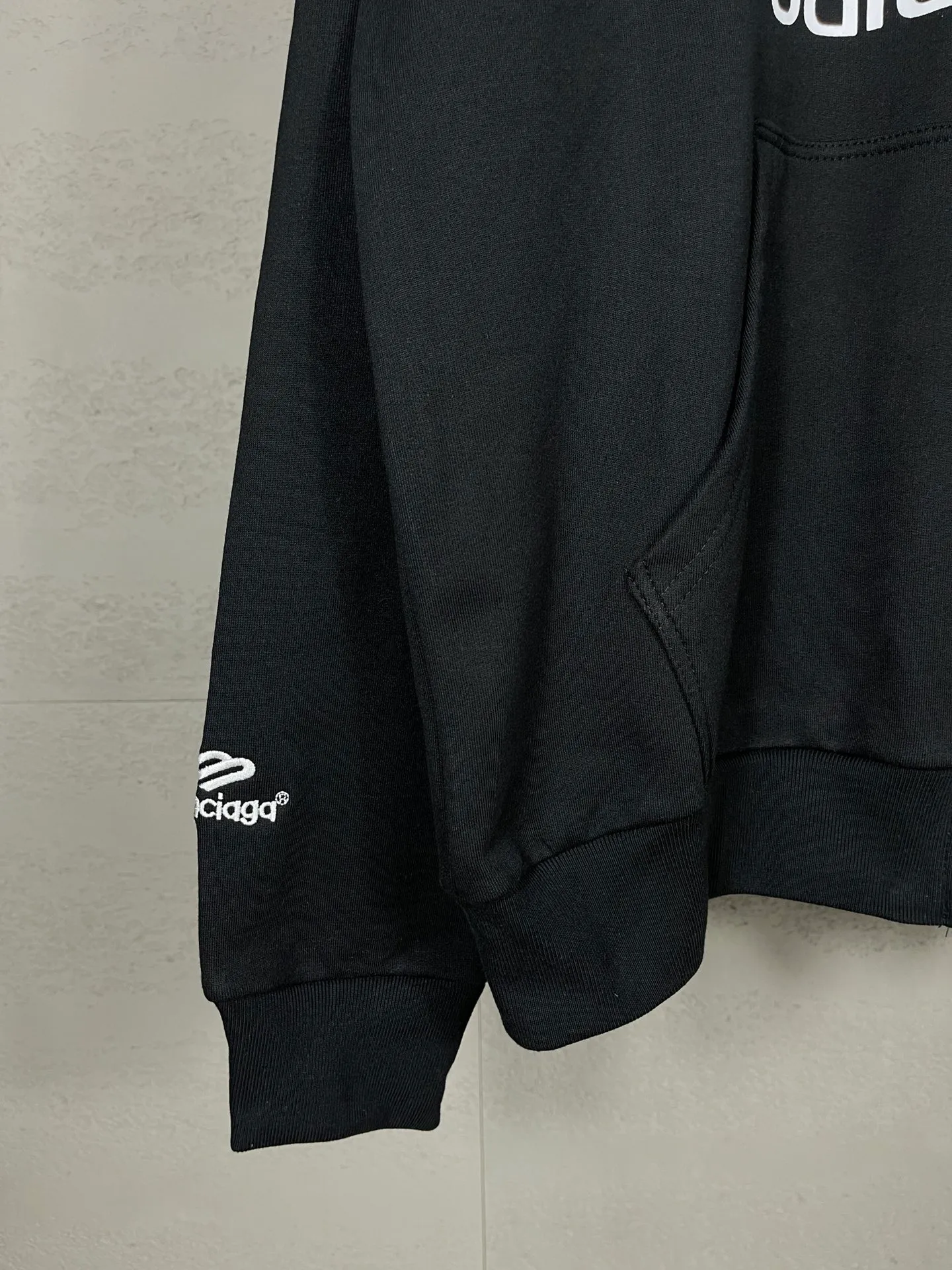 🅿️380 real shots [Top version. Official website quality] BALENCI*GA/Paris new model. Co-branded Manchester United football sportswear LOGO embroidered printed cardigan hooded sweatshirt. The craftsmanship is extremely complex and the market currency is very different. Welcome to compare🆚. The fabric is made of Paris ZP custom-woven and dyed cotton sweatshirt. Weighing 460 grams, the cloth surface is clean. The cloth pattern is clear, soft and comfortable. The threads are dyed with no color difference. The classic pattern embroidery is embroidered by Tajima imported embroidery machine, and the printing uses imported glue. The letters are clear, three-dimensional and without burrs. Jubie market produces pictures based on pictures. Welcome to compare. The version adopts OS loose shoulder design. Same style for men and women. Code: BL238927 Color: black, white Size: XS S M L