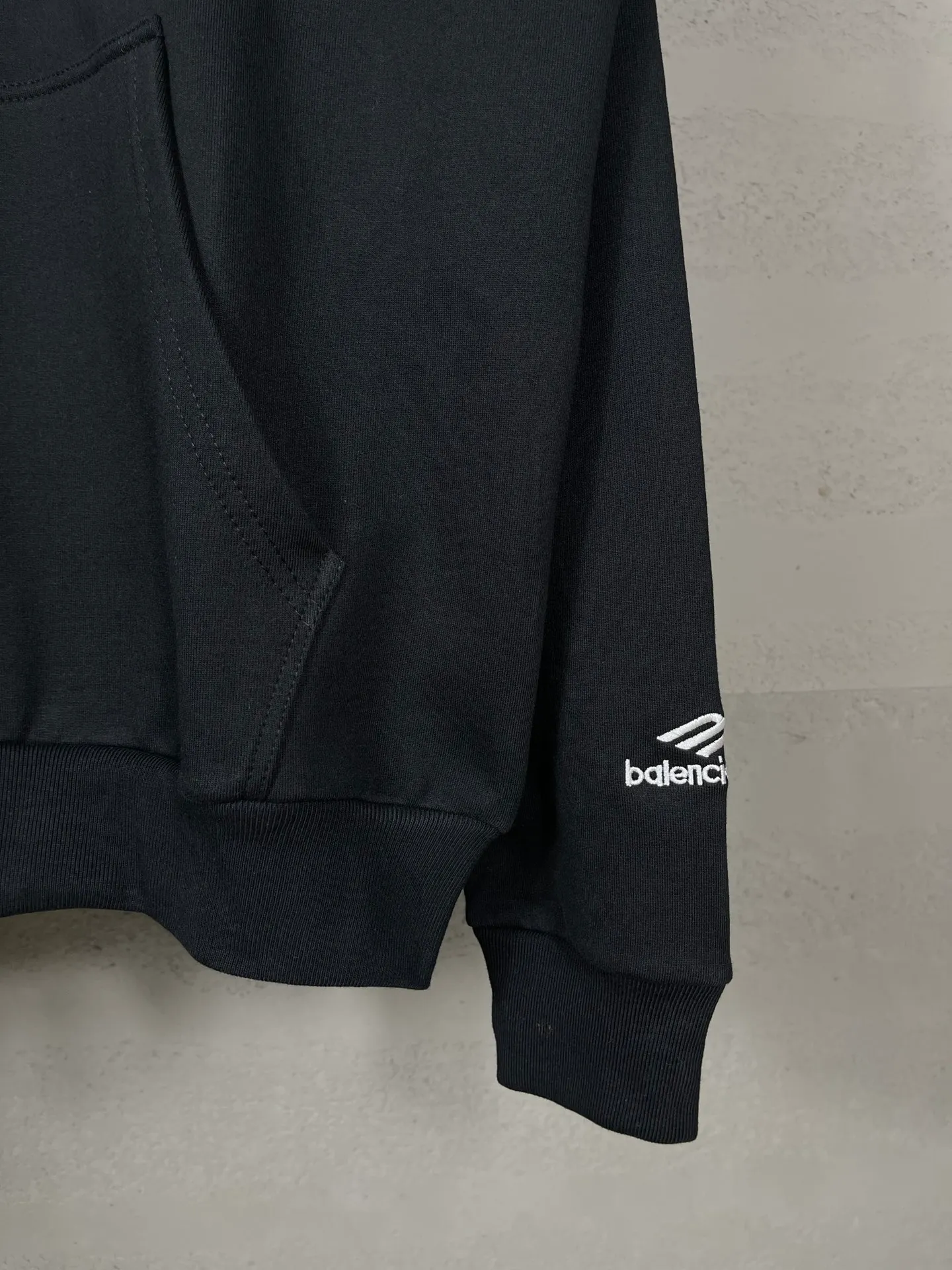 🅿️380 real shots [Top version. Official website quality] BALENCI*GA/Paris new model. Co-branded Manchester United football sportswear LOGO embroidered printed cardigan hooded sweatshirt. The craftsmanship is extremely complex and the market currency is very different. Welcome to compare🆚. The fabric is made of Paris ZP custom-woven and dyed cotton sweatshirt. Weighing 460 grams, the cloth surface is clean. The cloth pattern is clear, soft and comfortable. The threads are dyed with no color difference. The classic pattern embroidery is embroidered by Tajima imported embroidery machine, and the printing uses imported glue. The letters are clear, three-dimensional and without burrs. Jubie market produces pictures based on pictures. Welcome to compare. The version adopts OS loose shoulder design. Same style for men and women. Code: BL238927 Color: black, white Size: XS S M L
